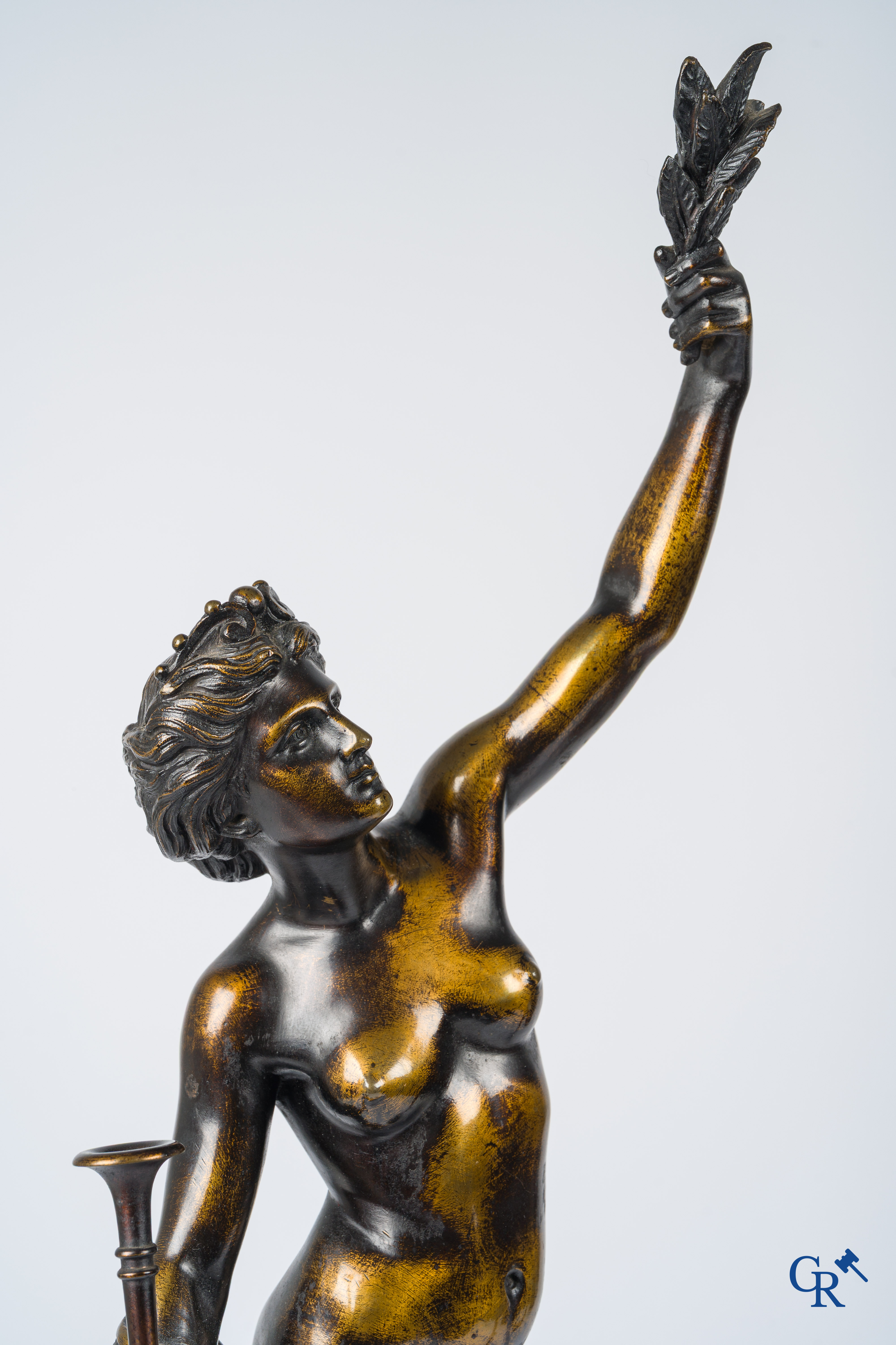 Een paar imposante bronzen beelden in de antieke stijl naar een model van Jean De Bologne.