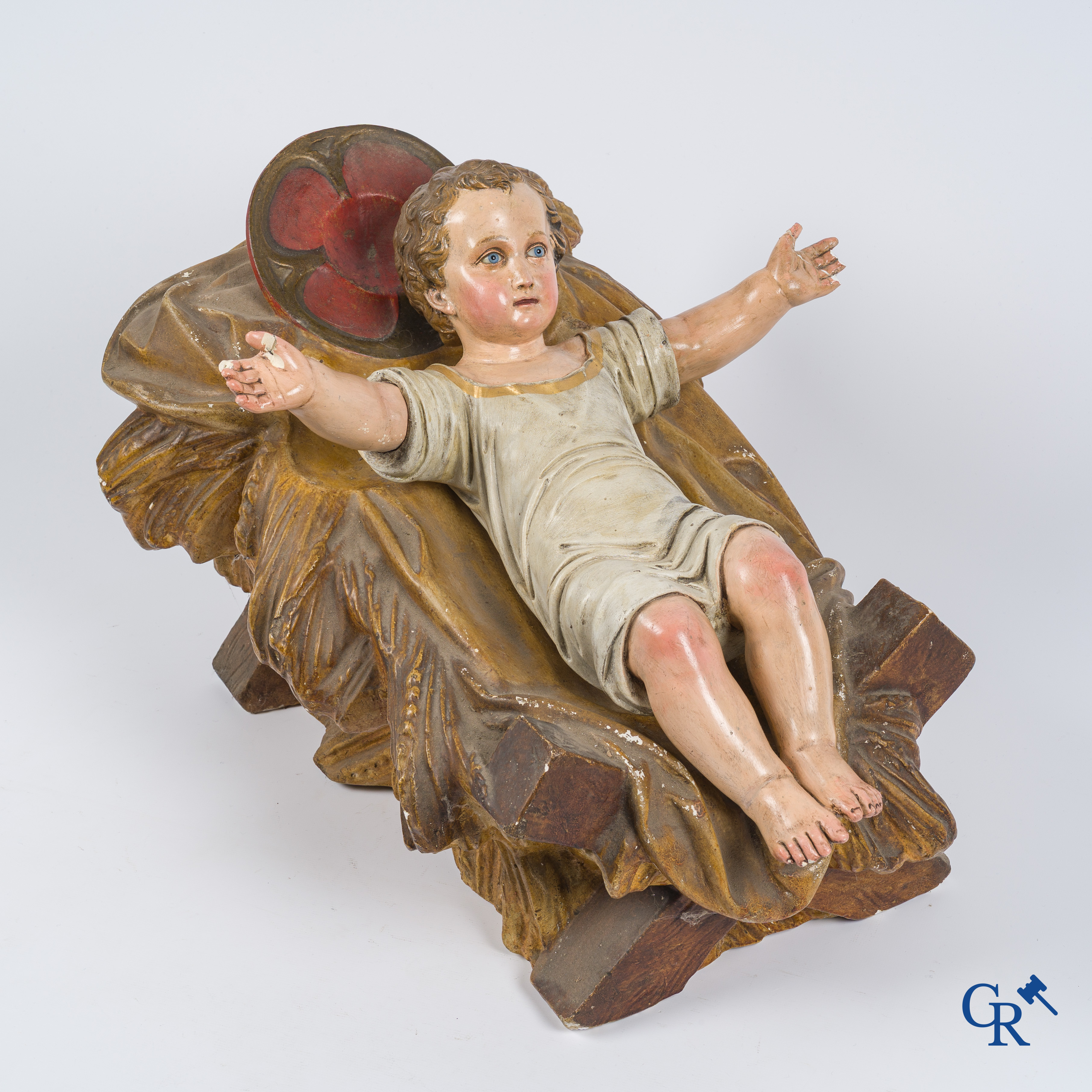 Religieuze objecten. Een grote kribbe met het Jezus kind in gepolychromeerd plaaster. Glazen ogen en gemerkt Paris.