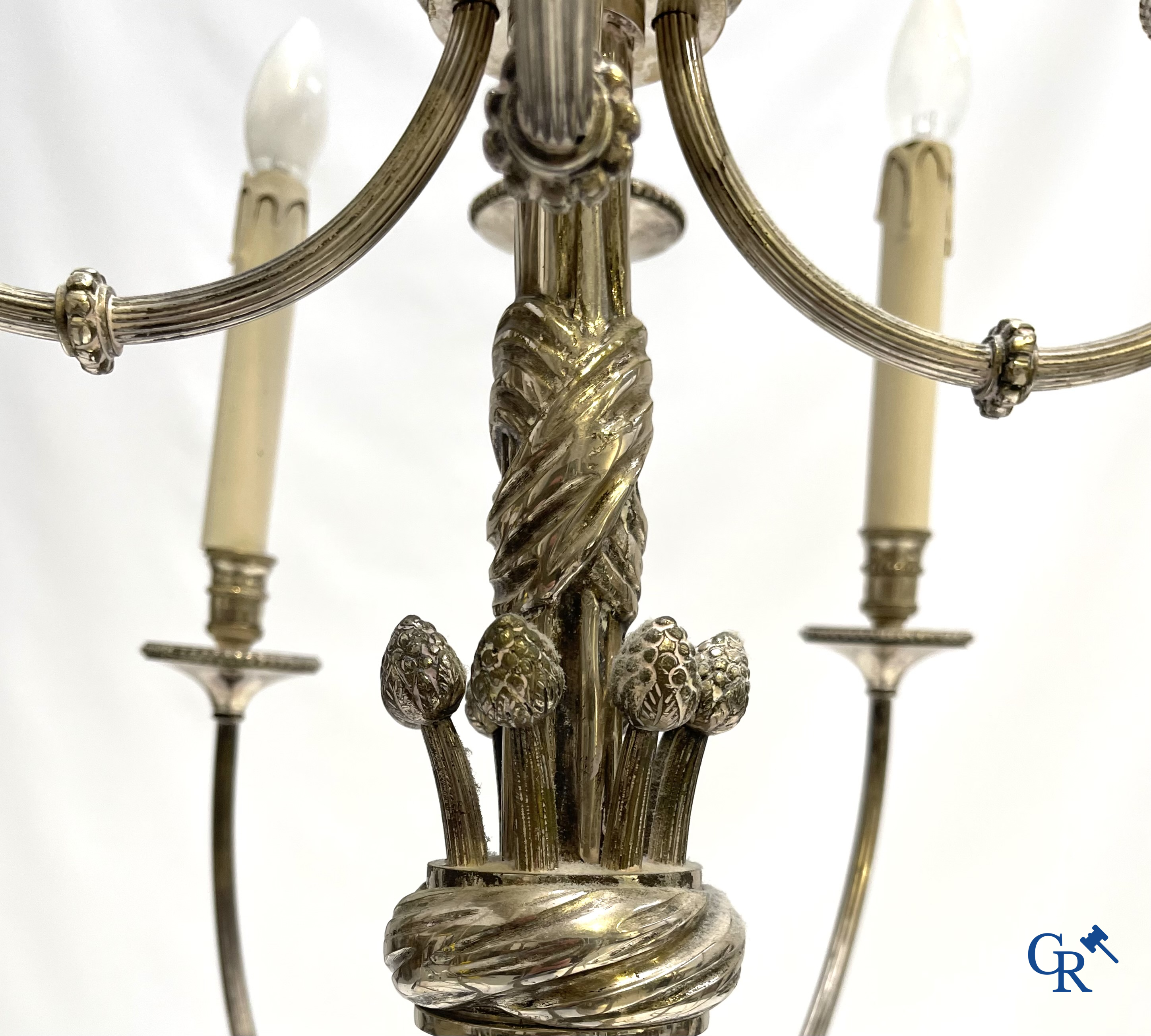 Willy Daro. Grote luchter met 12 lichtpunten in verzilverd brons. LXVI-stijl. Met origineel aankoopbewijs uit 1981.