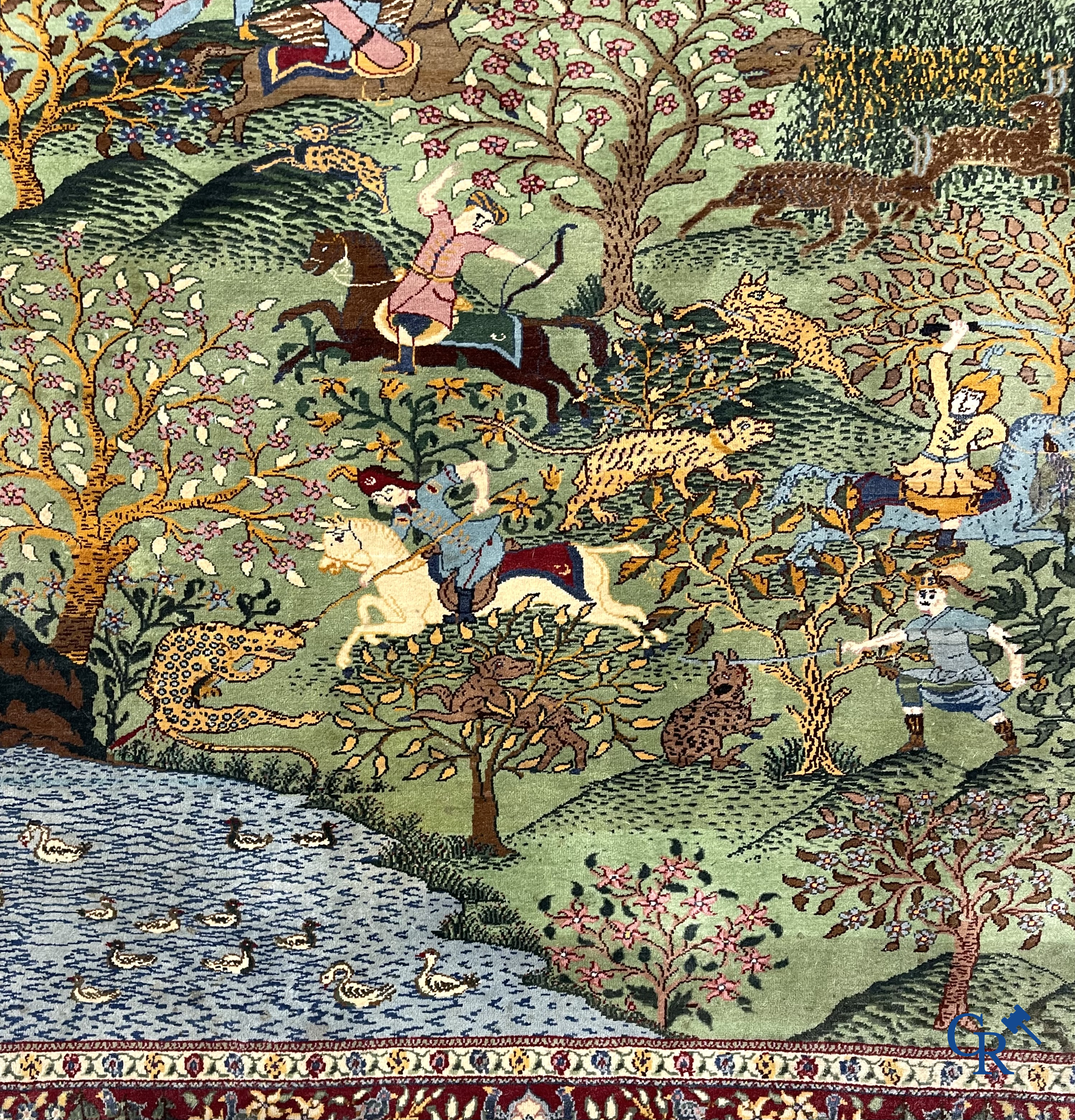 Oosterse tapijten. Ghoum. Een groot handgeknoopt tapijt met jachttaferelen.