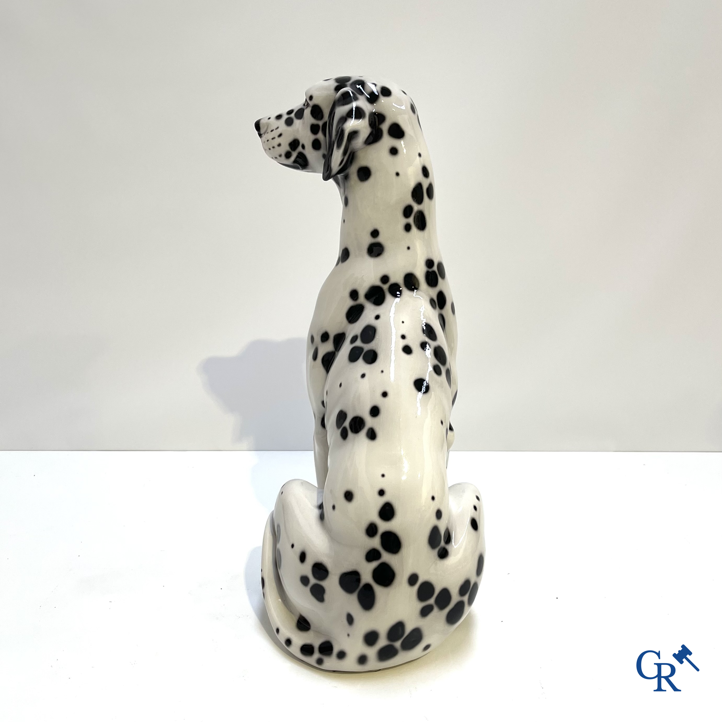 Een grote Dalmatiër in Italiaanse keramiek. Circa 1980.