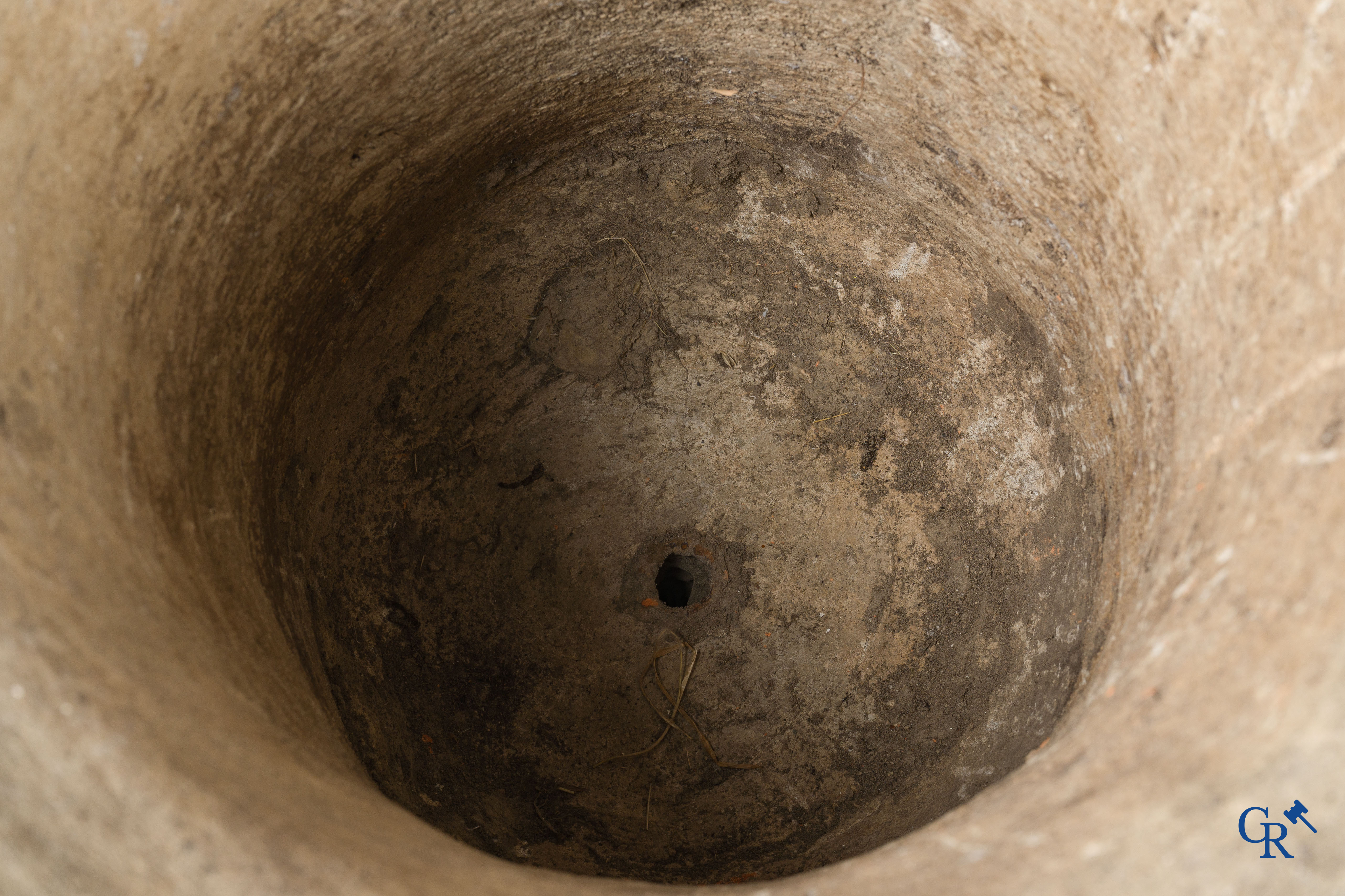 Garden decoration, an imposing garden vase in concrete with sater heads . Old patina, 19th century.