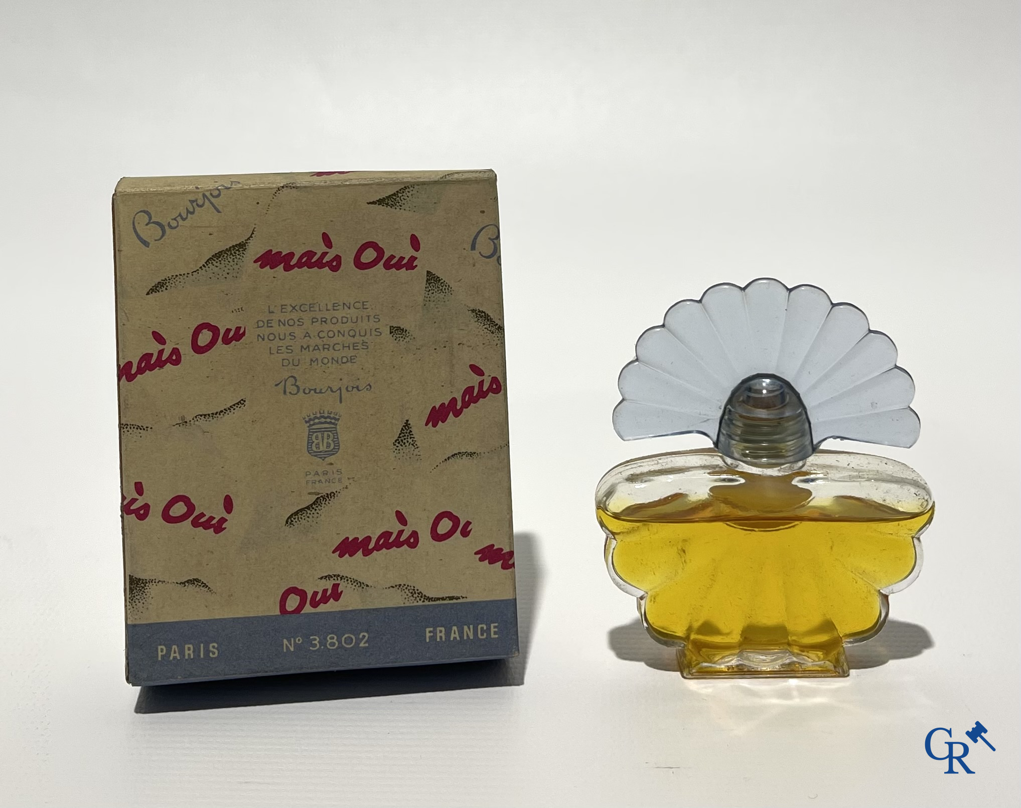 Art deco. Lot van 7 parfumflessen waarvan enkele in de originele doos. Jaren '30 tot '50. Bourjois en Roger & Gallet.