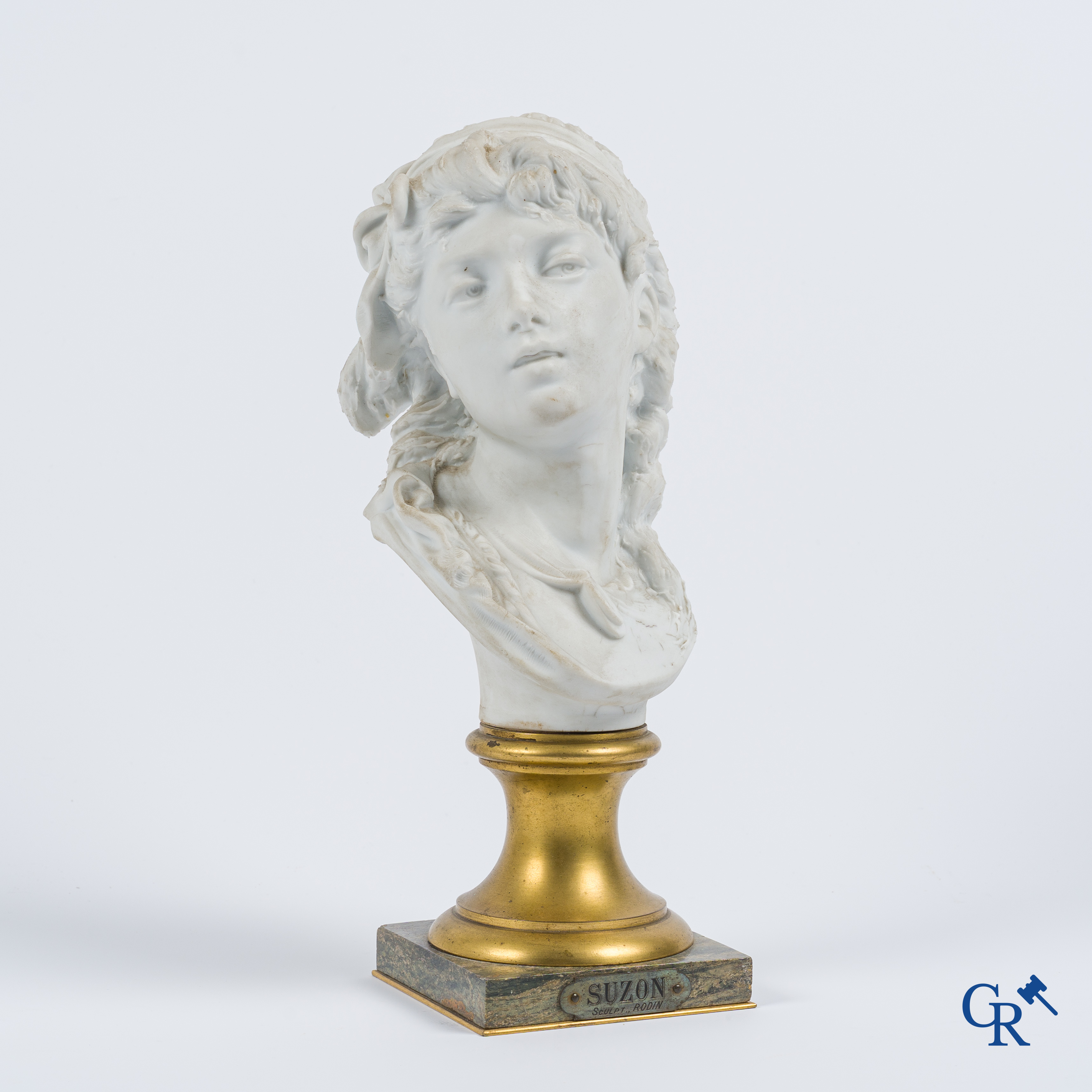 Auguste Rodin (1840-1917) Buste van Suzon. Witte biscuit op sokkel in marmer en brons. Reductie n°3. Gesign. A. Rodin.