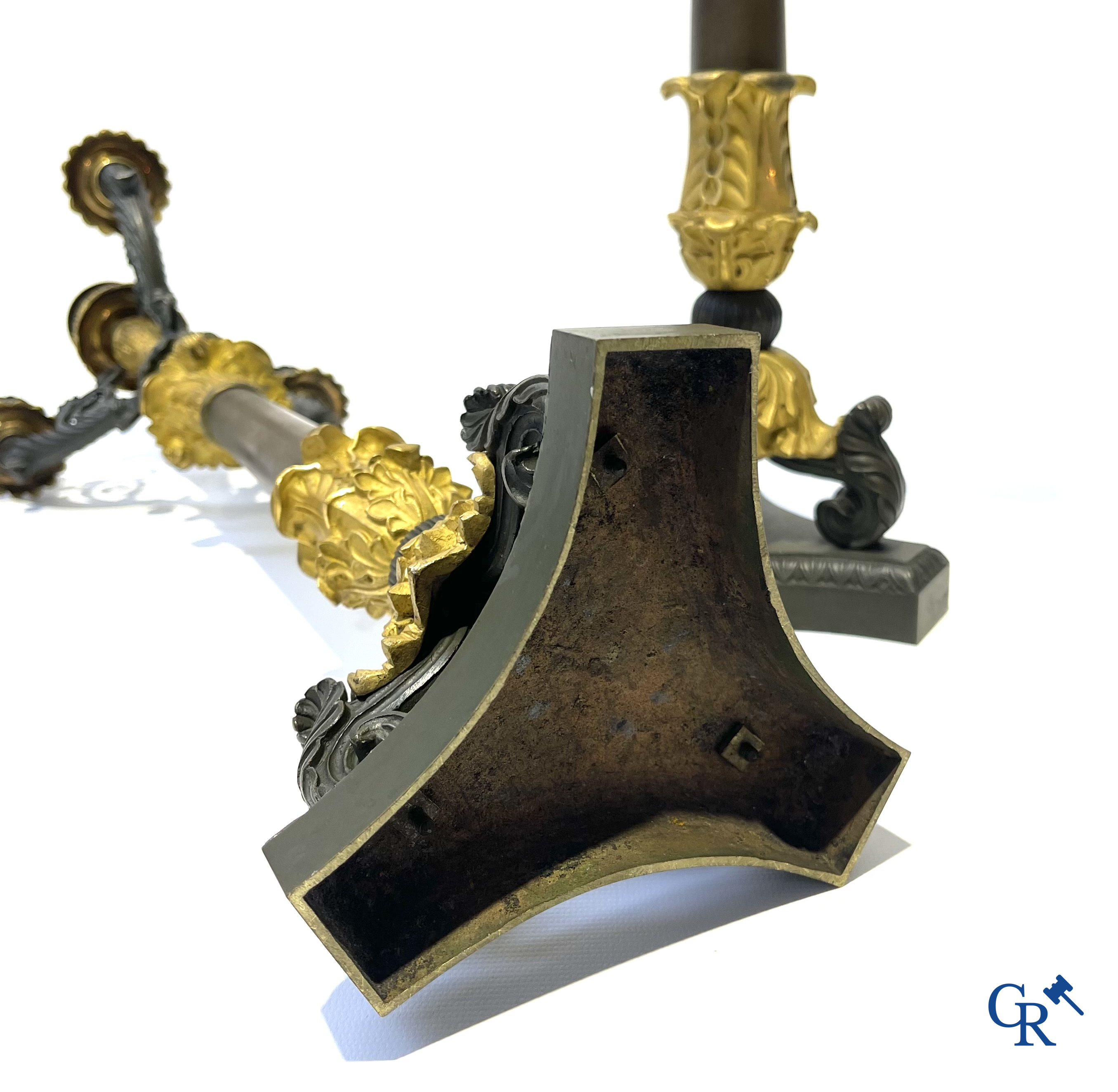 Paar grote Charles X kandelaars in gepatineerd en verguld brons. Frankrijk 19e eeuw.