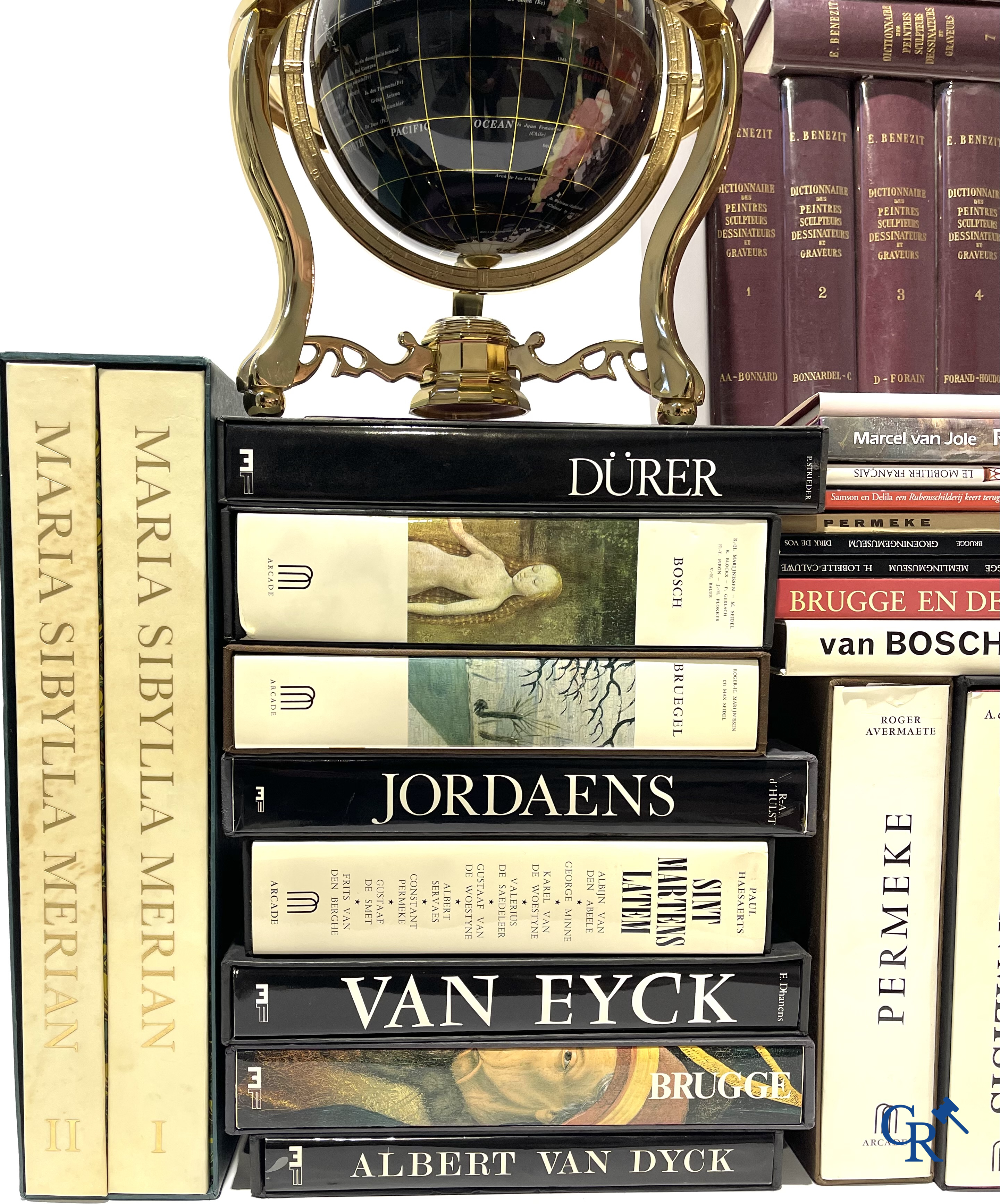 Groot lot kunstboeken, het Bénézit-woordenboek en een decoratieve moderne wereldbol.