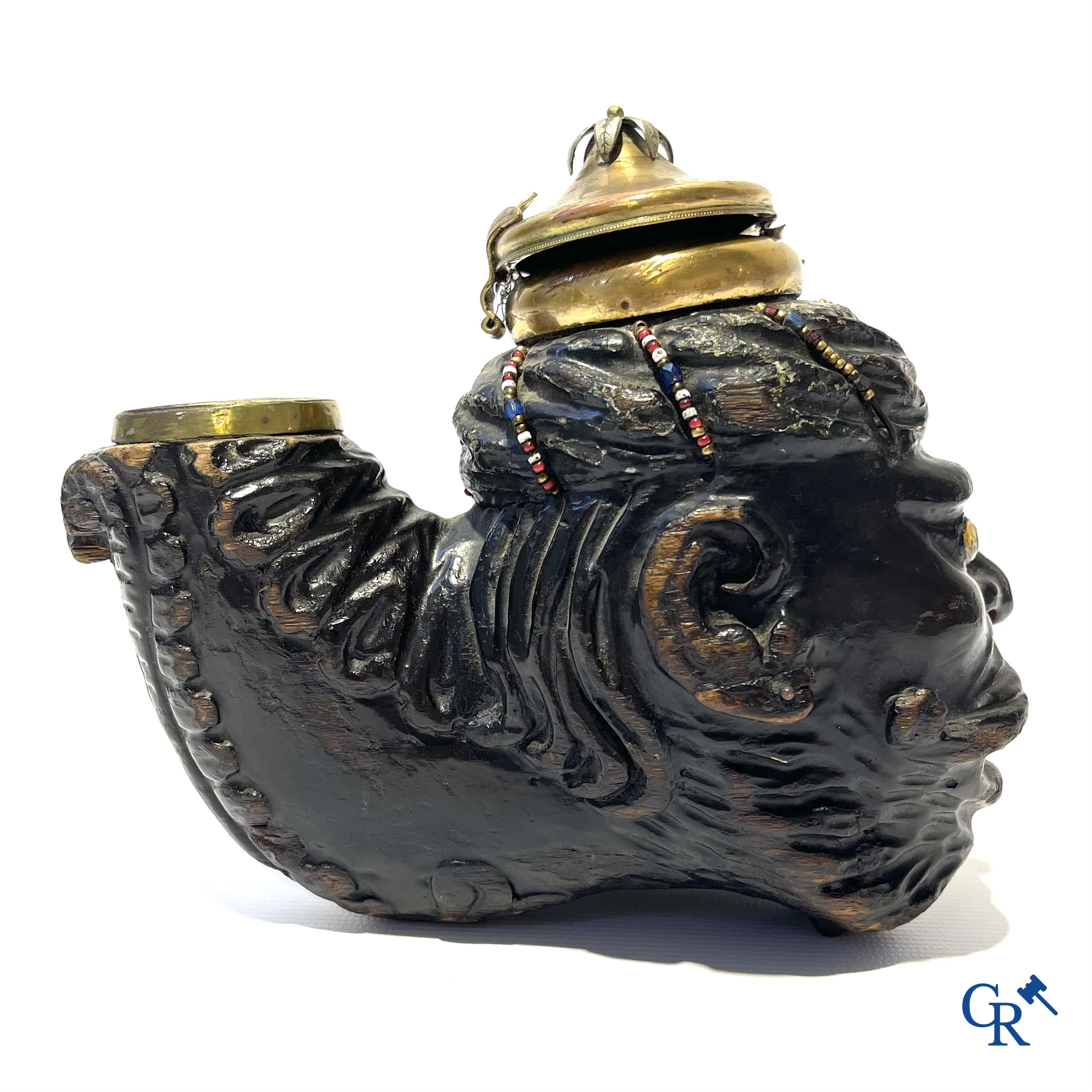 Uitzonderlijk grote zogenaamde Ulmer tabakspijp in gesneden en gepolychromeerd hout. Duitsland of Zwitserland 18e eeuw.