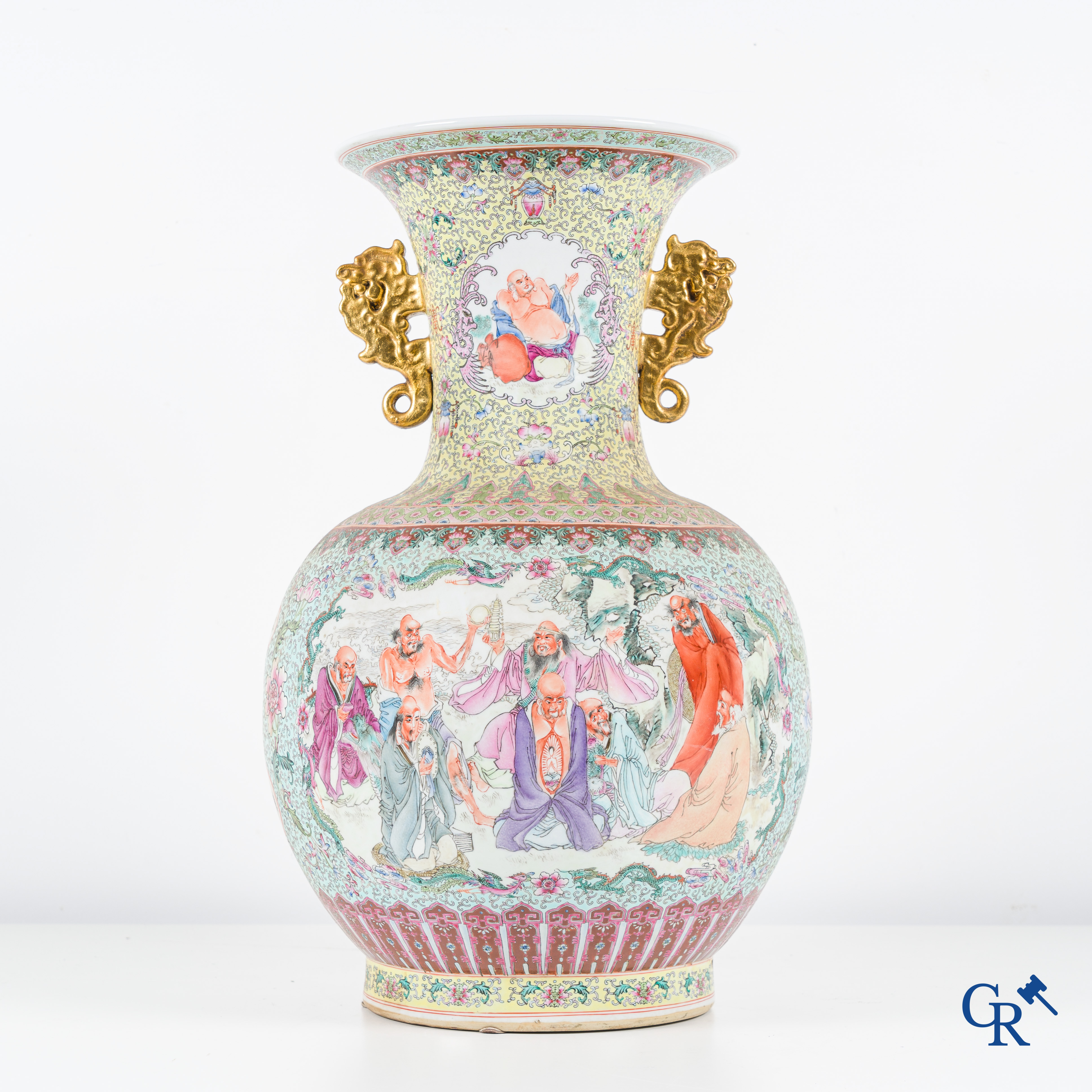 Aziatica, een Chinese famille rose bolvaas met geletterden. 20ste eeuw.