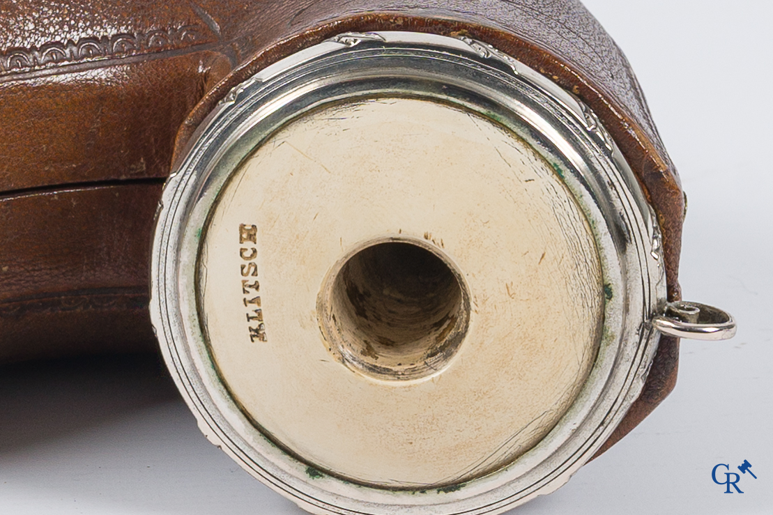 Anton Klitsch te Wenen. Uitzonderlijk grote pijp in meerschuim bewerkt met zilver. Wapenschild met opschrift. 19e.