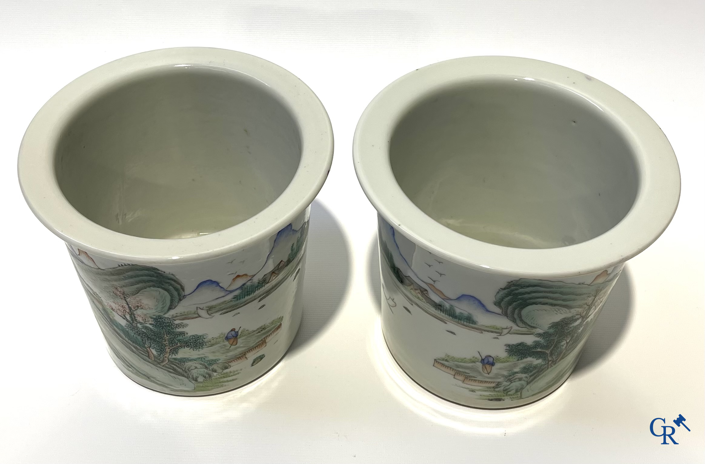 Asian Art. Chinese porcelain. A pair of jardinières with landscapes.