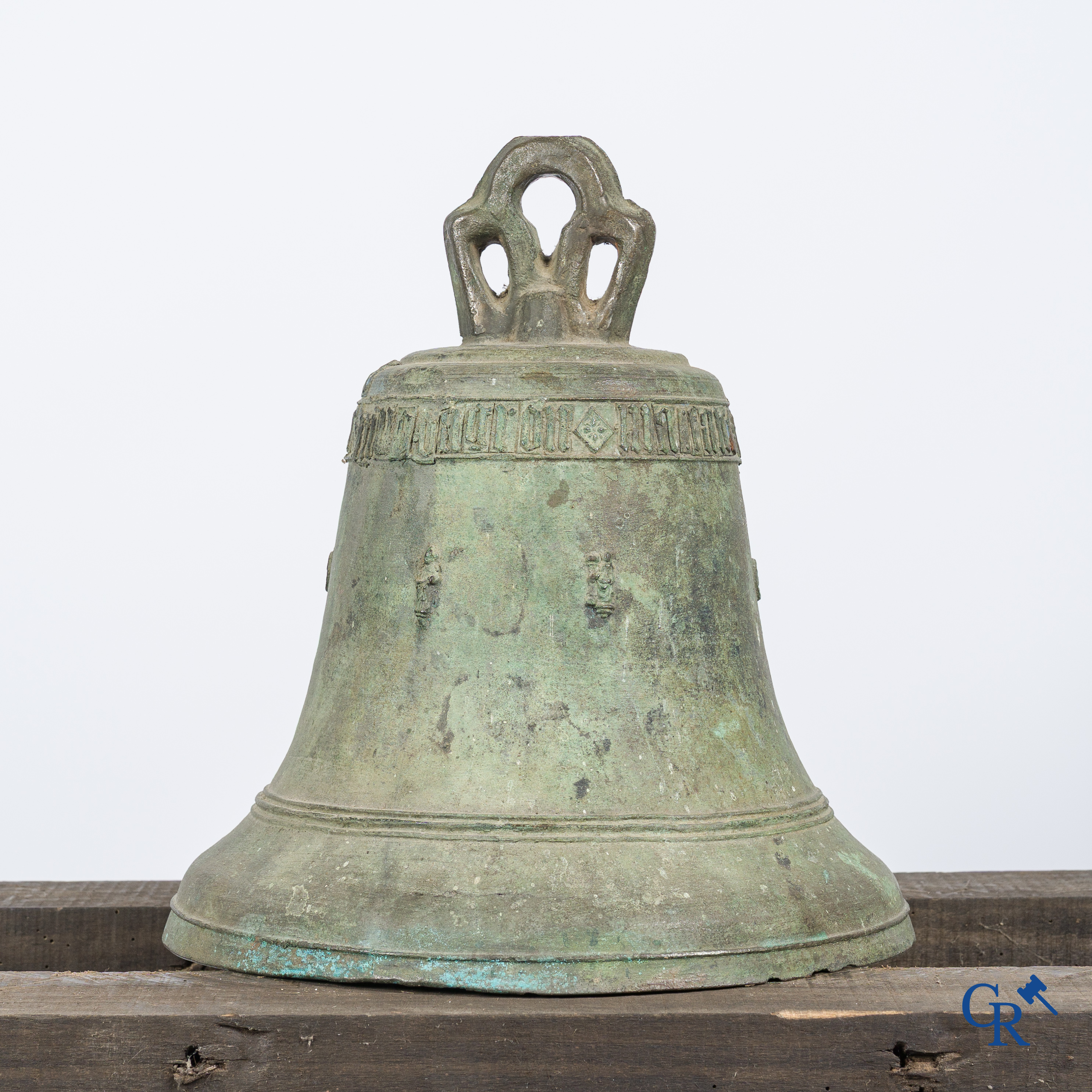 Objets religieux. Cloche de couronne d'église en bronze avec du ruban d'inscription. XVIIe-XVIIIe siècles.