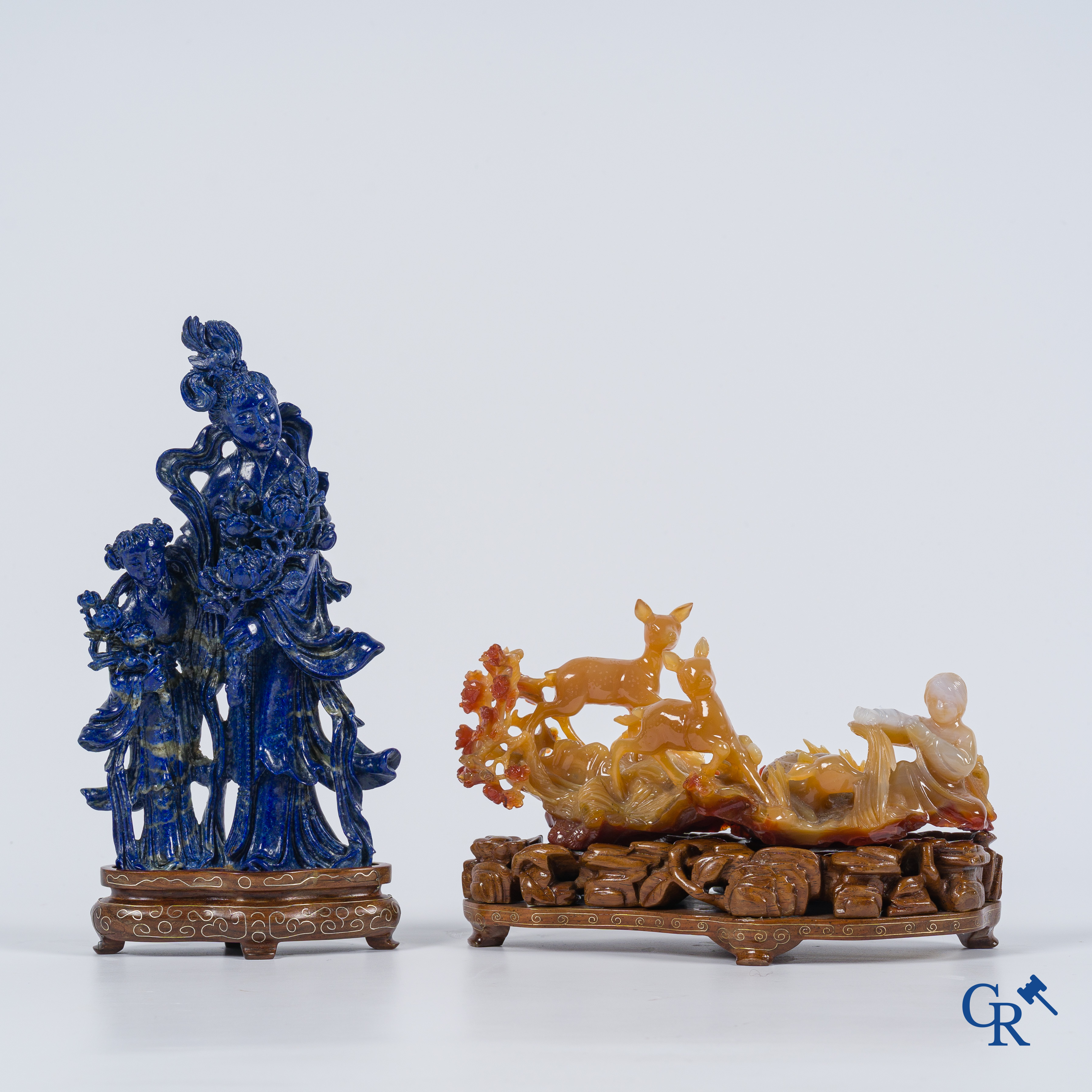 Asian Art, China. 2 groups in gemstone on wooden base. Agate and Lapis lazulli. 20th century.