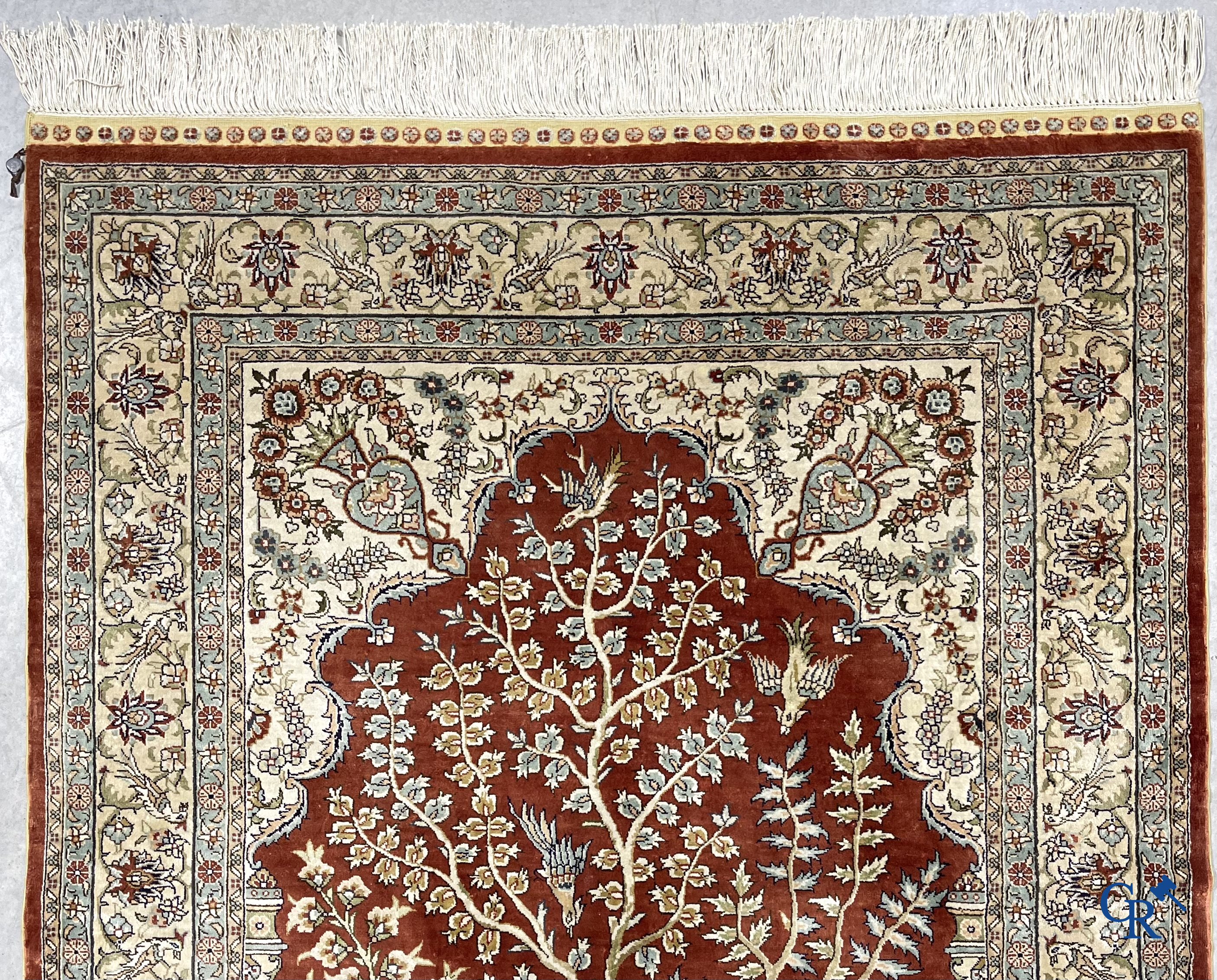 Oosterse tapijten. Hereke. Een fijn handgeknoopt zijden tapijt met dieren en vogels in het woud. Gesigneerd.