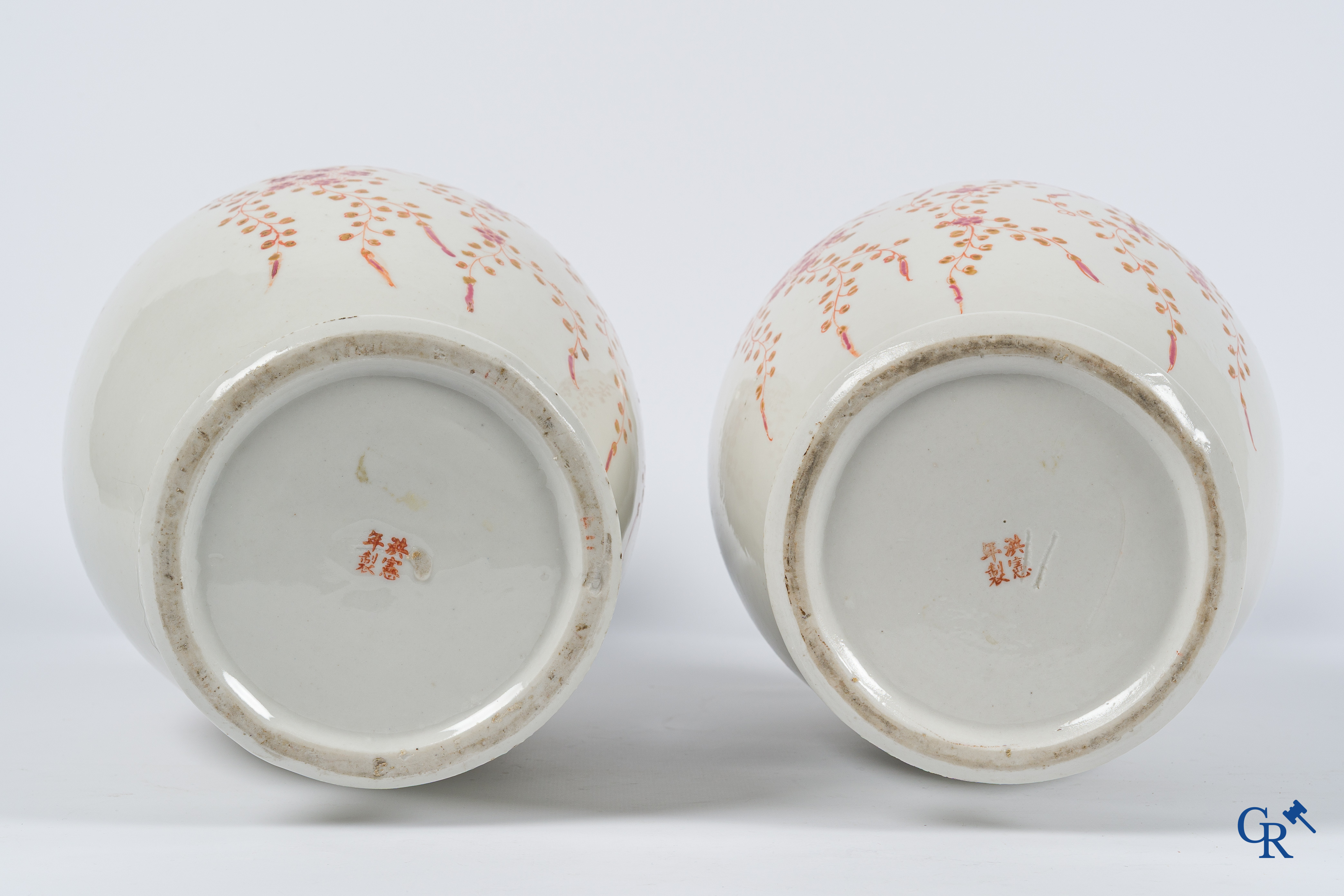 Aziatica. Chinees porselein. 2 Chinese vazen met famille rose decor. Gemerkt. 20ste eeuw.
