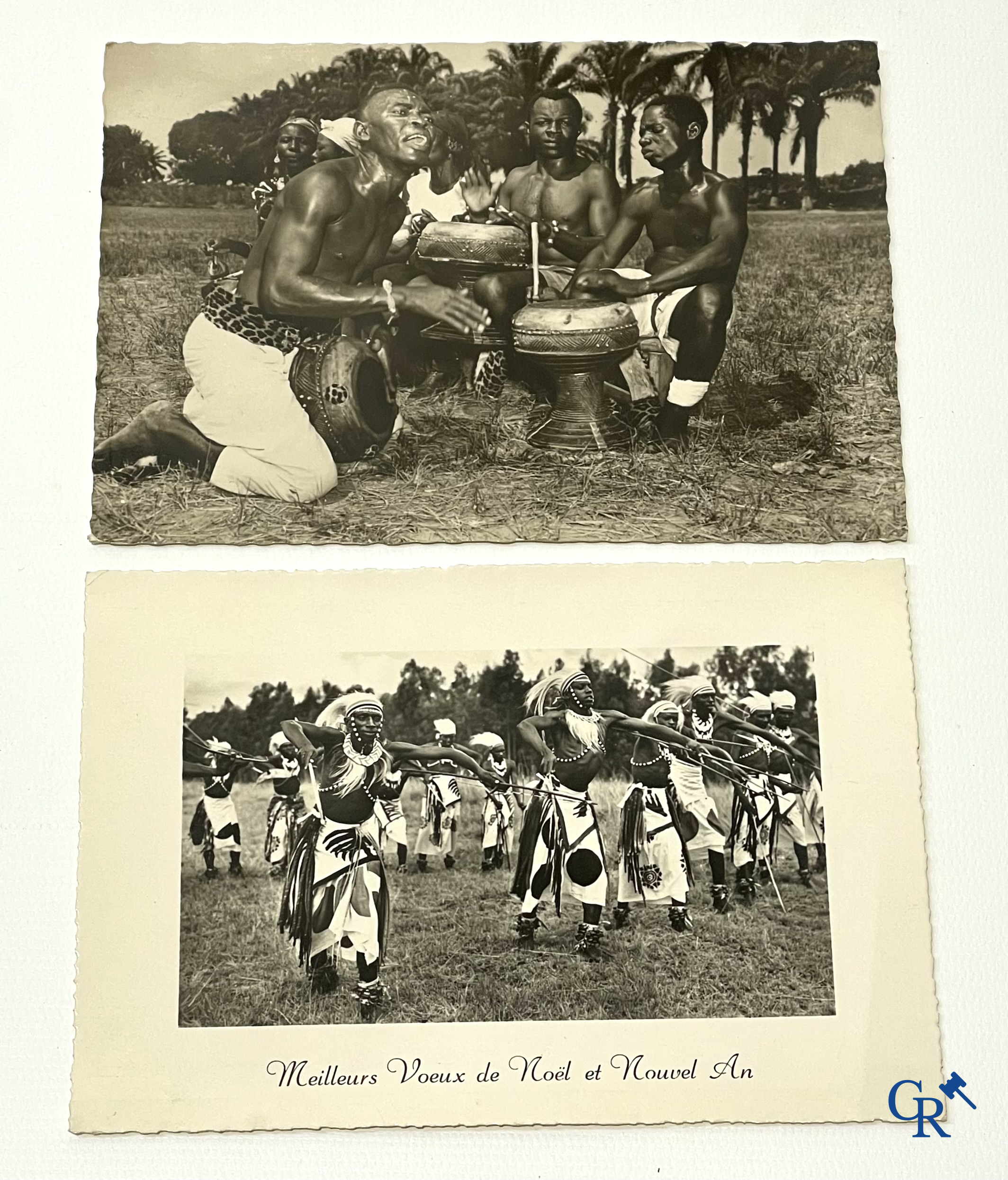 Tribale kunst. Een interessant lot met Afrikaanse wapens, een foto en 2 postkaarten. Messen, dolken, speren en pijlen.