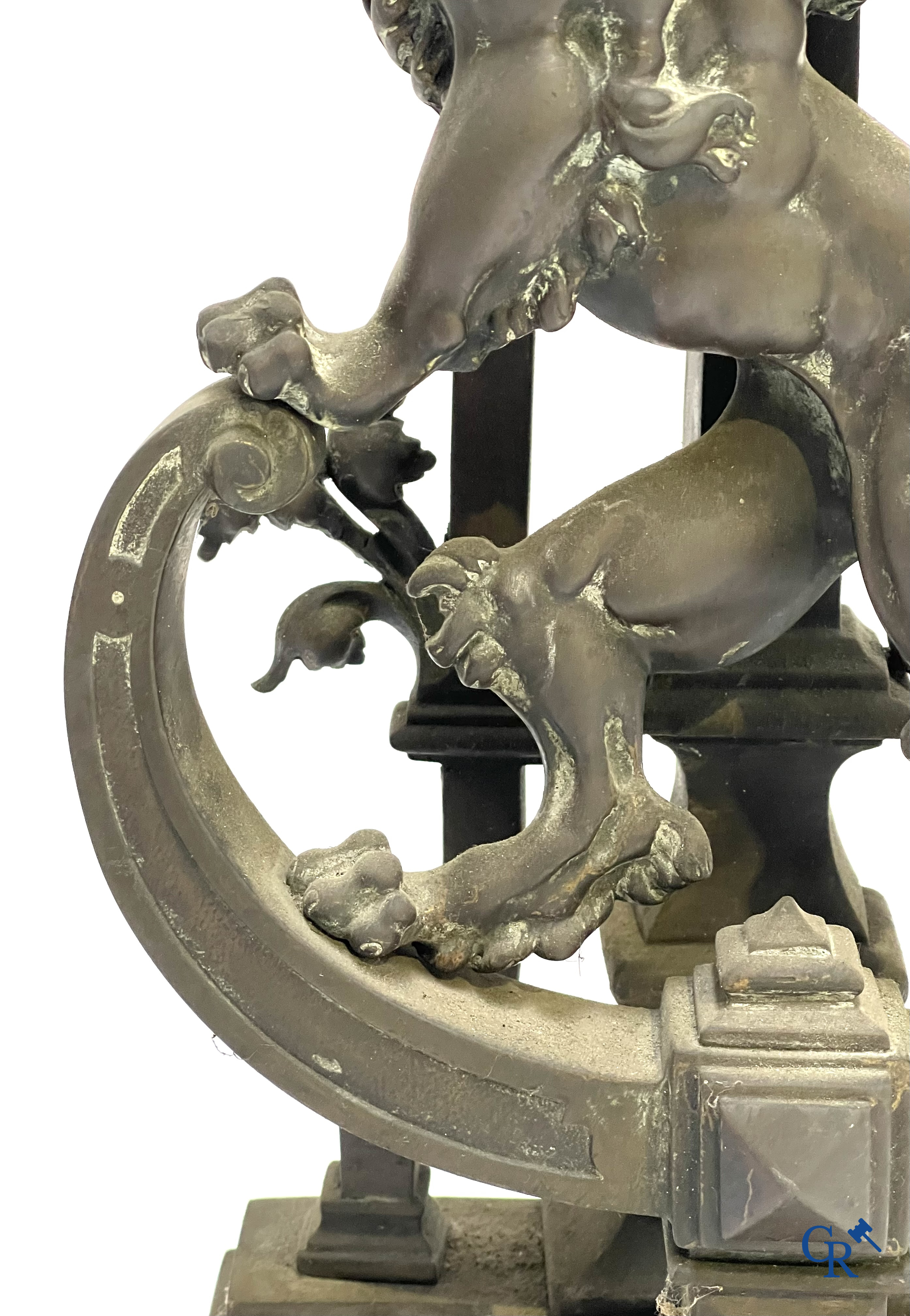 Paar bronzen haardstukken met leeuwen. 19e eeuw.