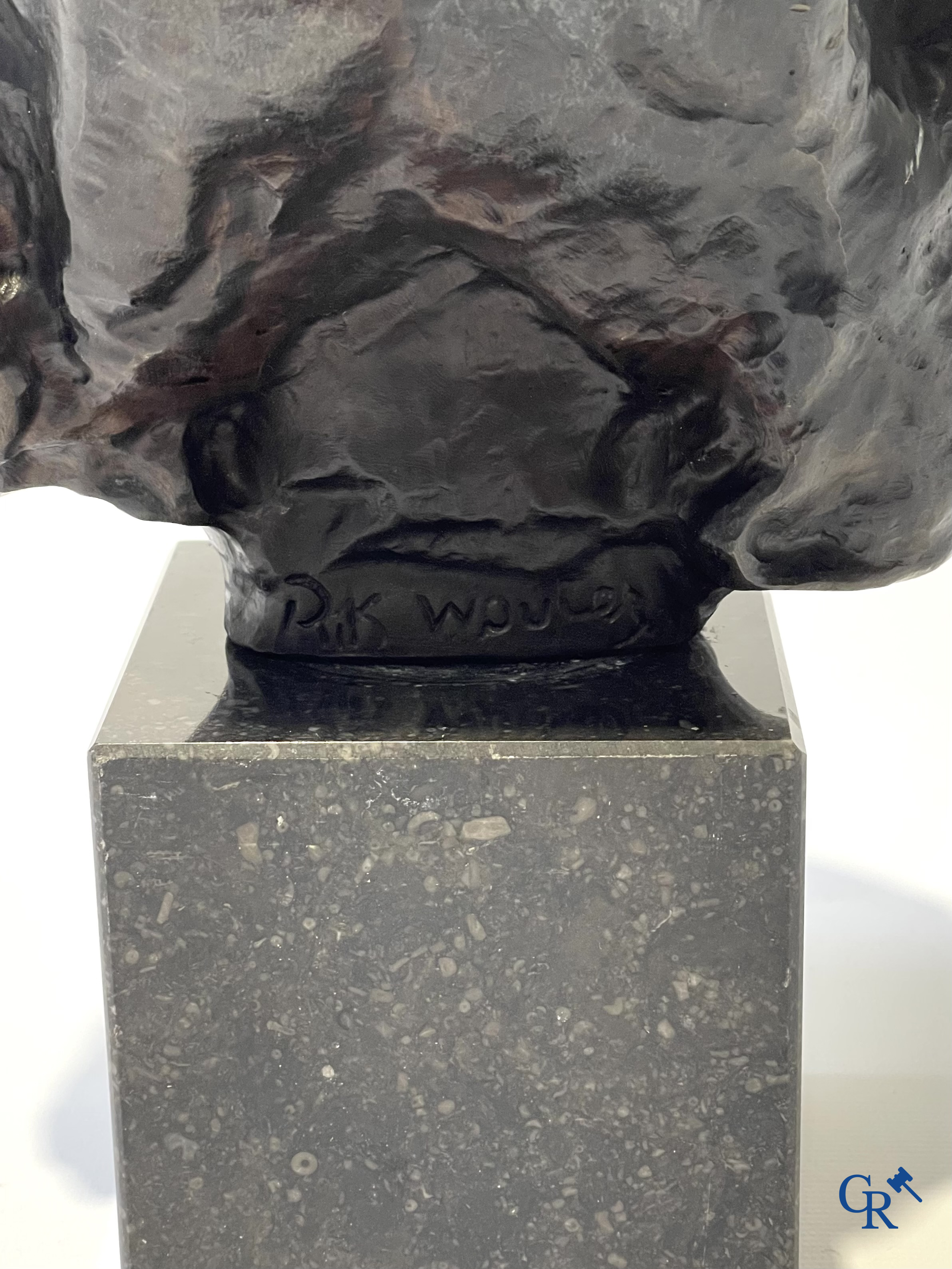 Rik Wouters (1882-1916), Naar. "La petite rieuse" bronzen beeld met donkere patina. Gesigneerd Rik Wouters. Posthuum.