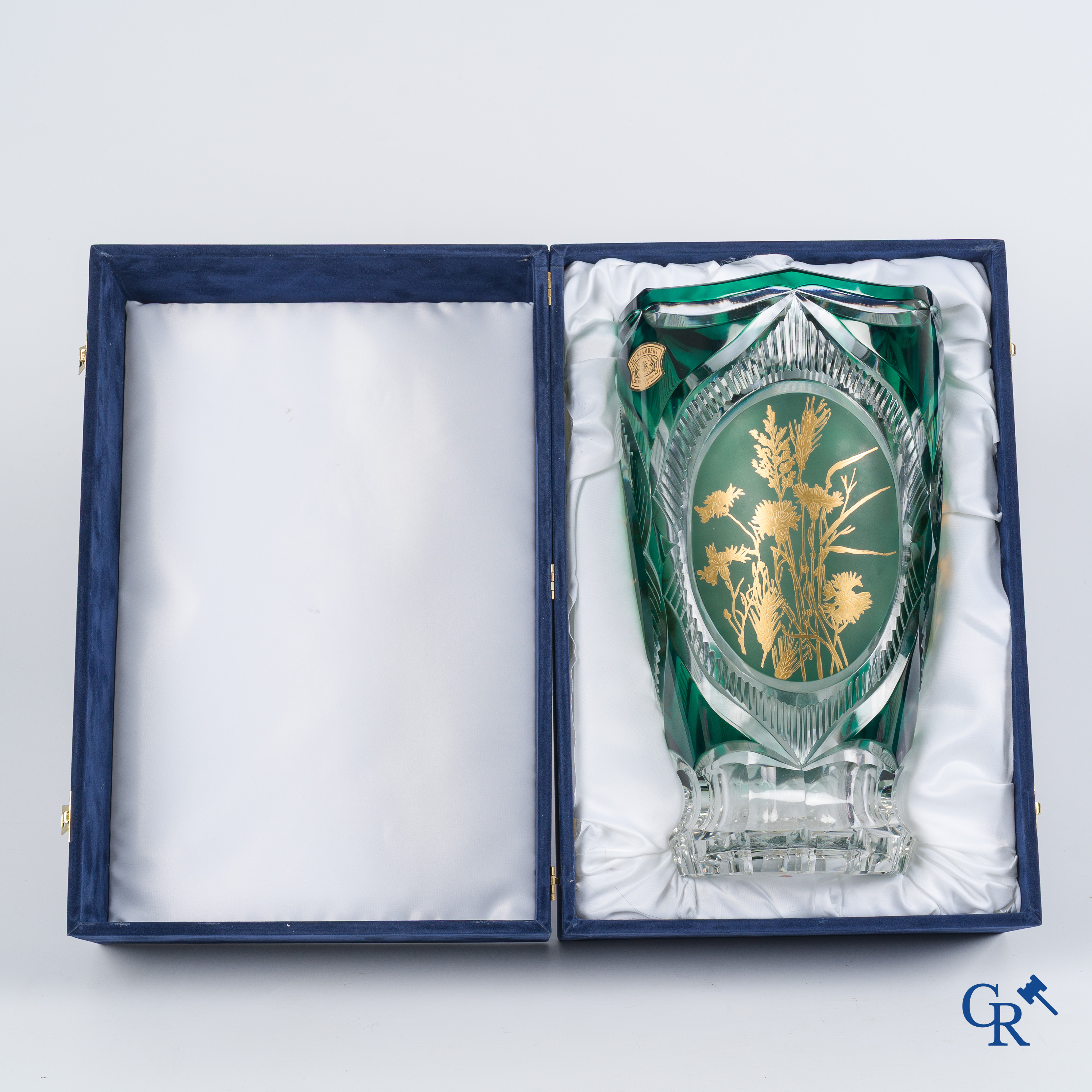 Val Saint Lambert. Een uitzonderlijke en imposante vaas in helder en smaragd groen geslepen kristal.