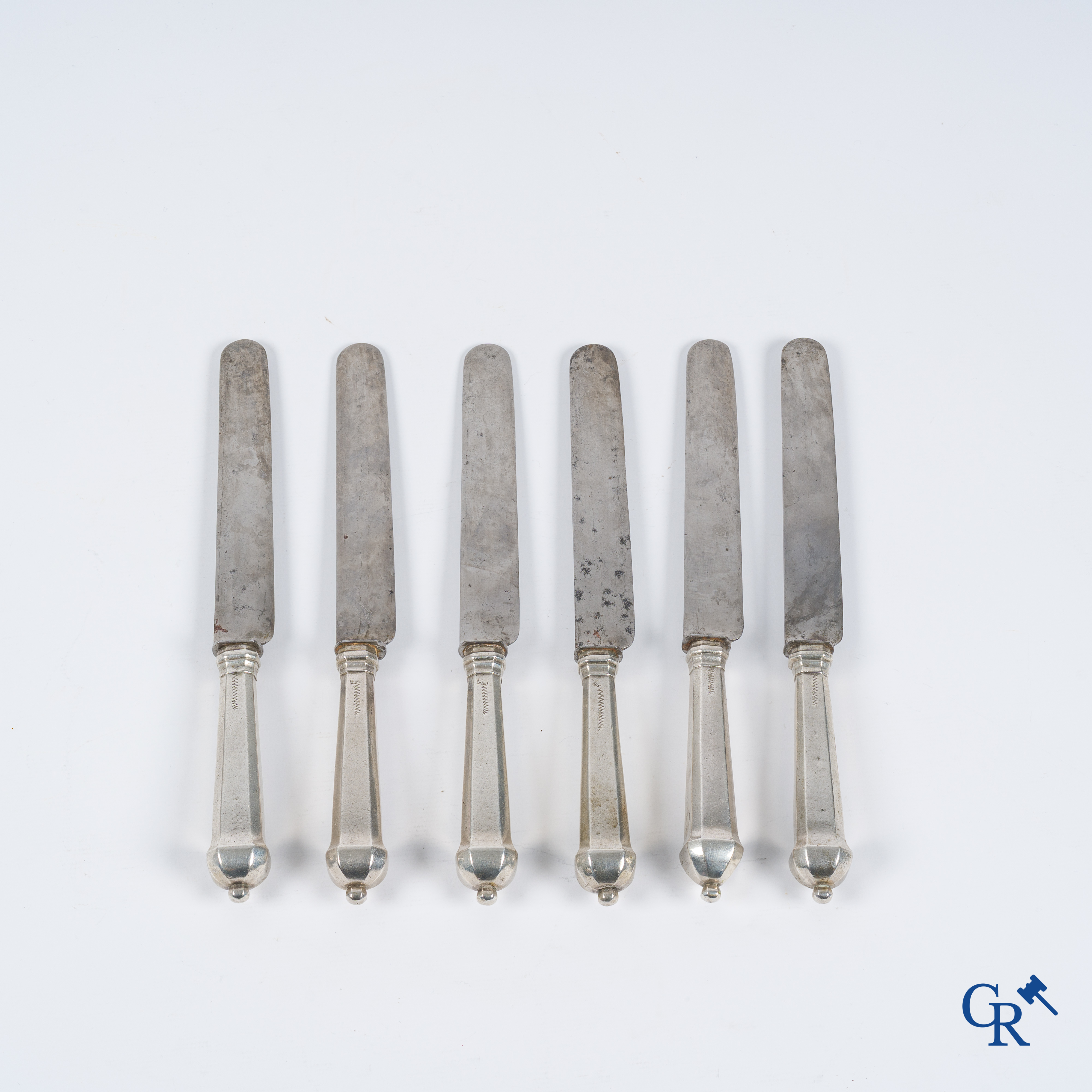 Zilver. Reeks van 6 messen met zilveren handvaten gedecoreerd met wapenschilden. Vermoedelijk Luik, 18e eeuw.