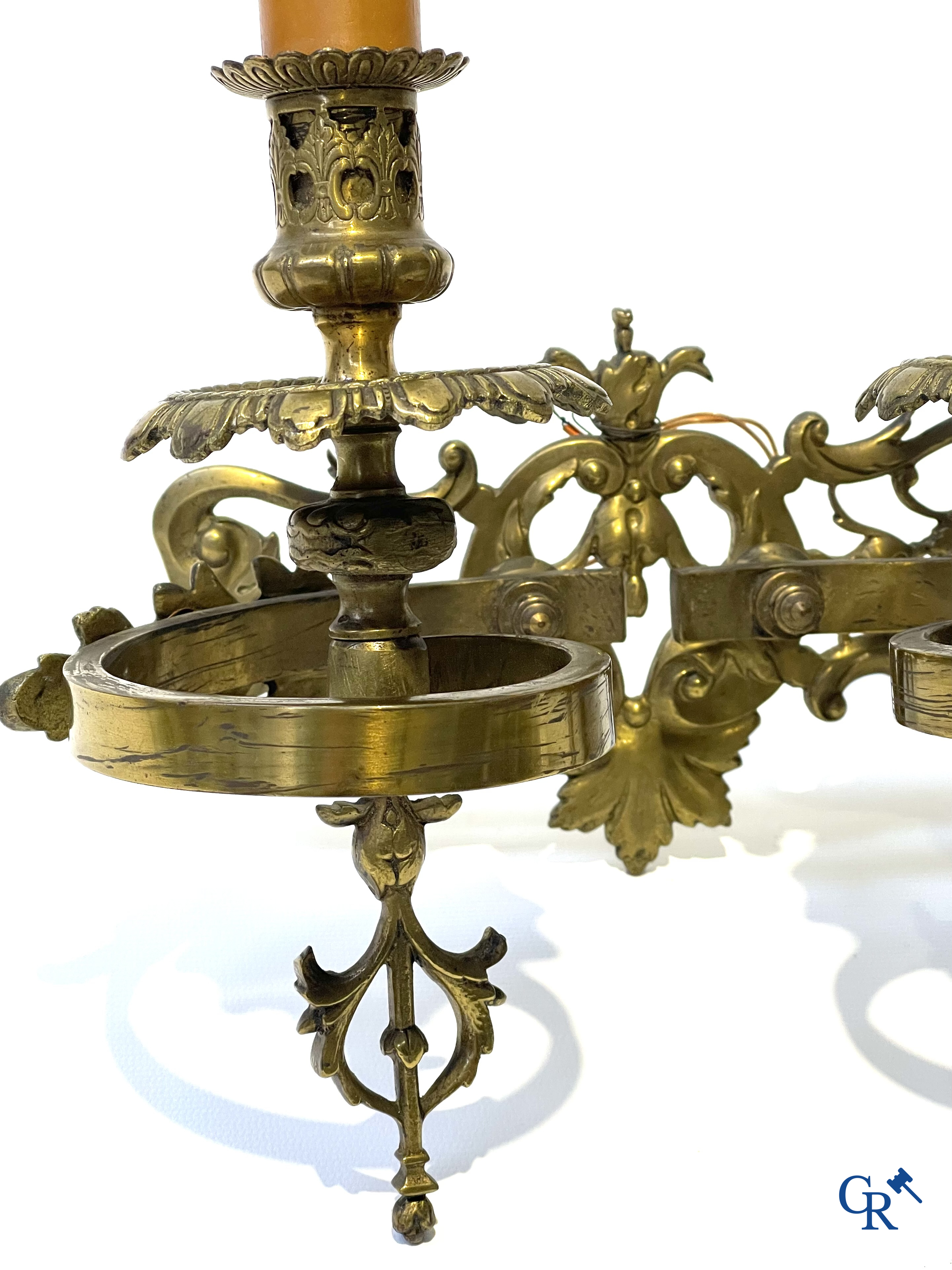 Een kavel van 2 luchters met kristal en een paar bronzen wandlichten.