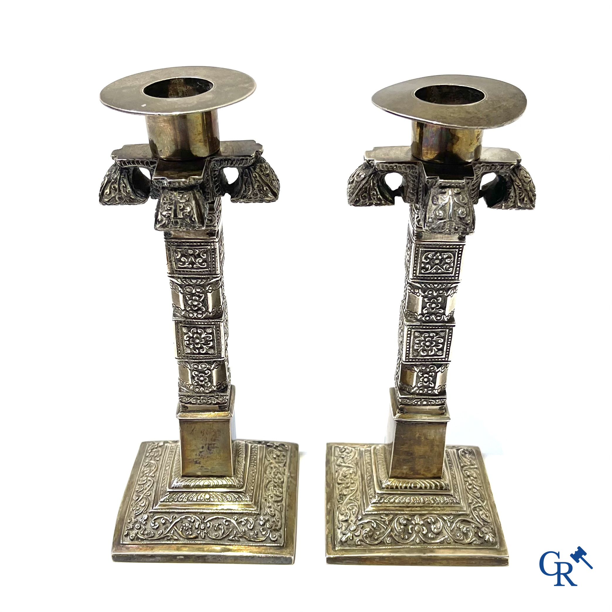 Zilver. Uitzonderlijk paar zilveren kandelaars in de vorm van houten tempelzuilen. Sri Lanka, Kandy, 19e eeuw.