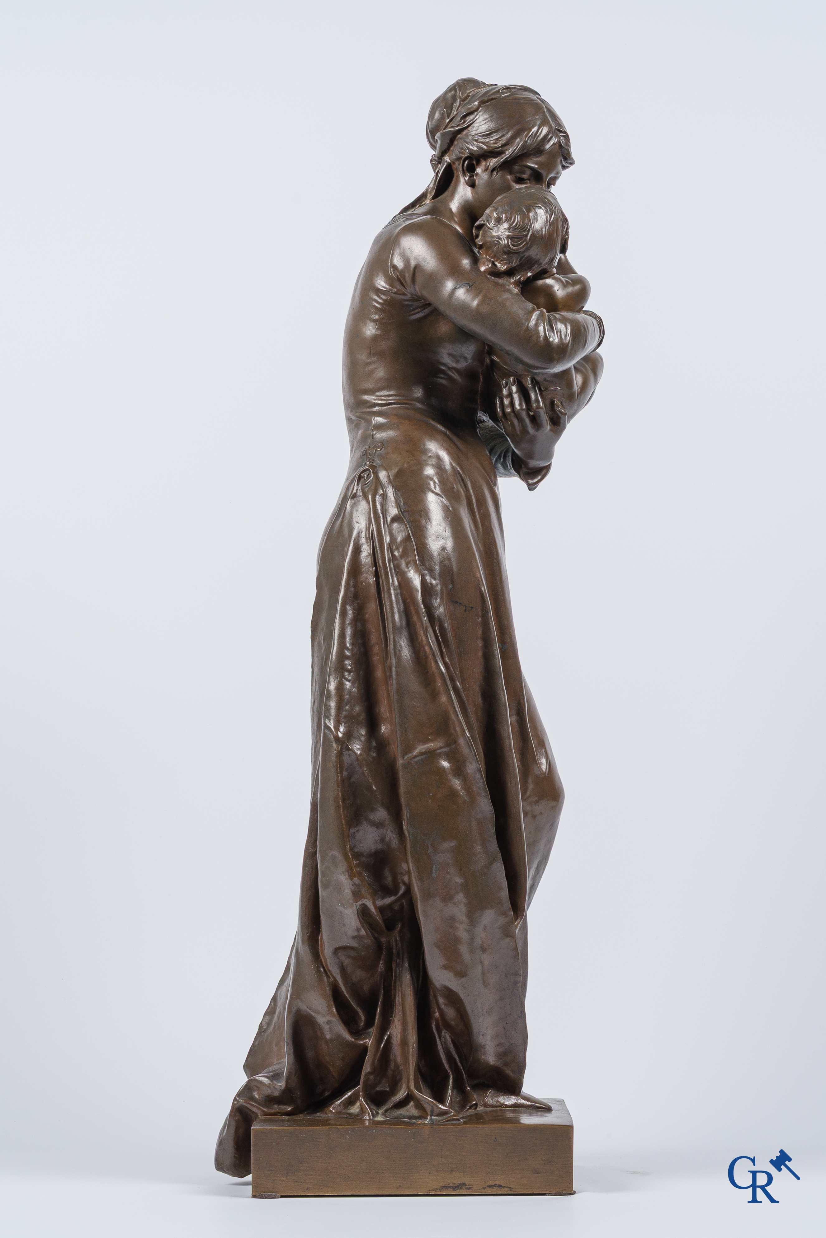 Jean Gautherin (1840-1890) "Moederliefde" Groot bronzen beeld met bruine patina. Gieterij Thiebaut frères Paris. 19e.