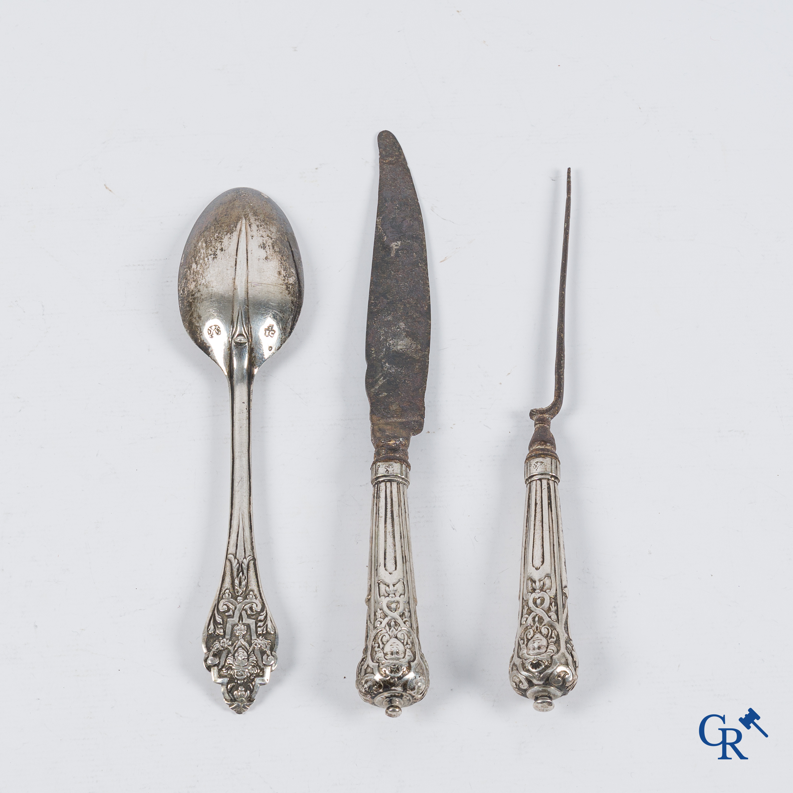 Zilver. 3 stuks tafelzilver waaronder een rattenstaartlepel, vleesspies en een mes. Vlaanderen, eind 16e eeuw.