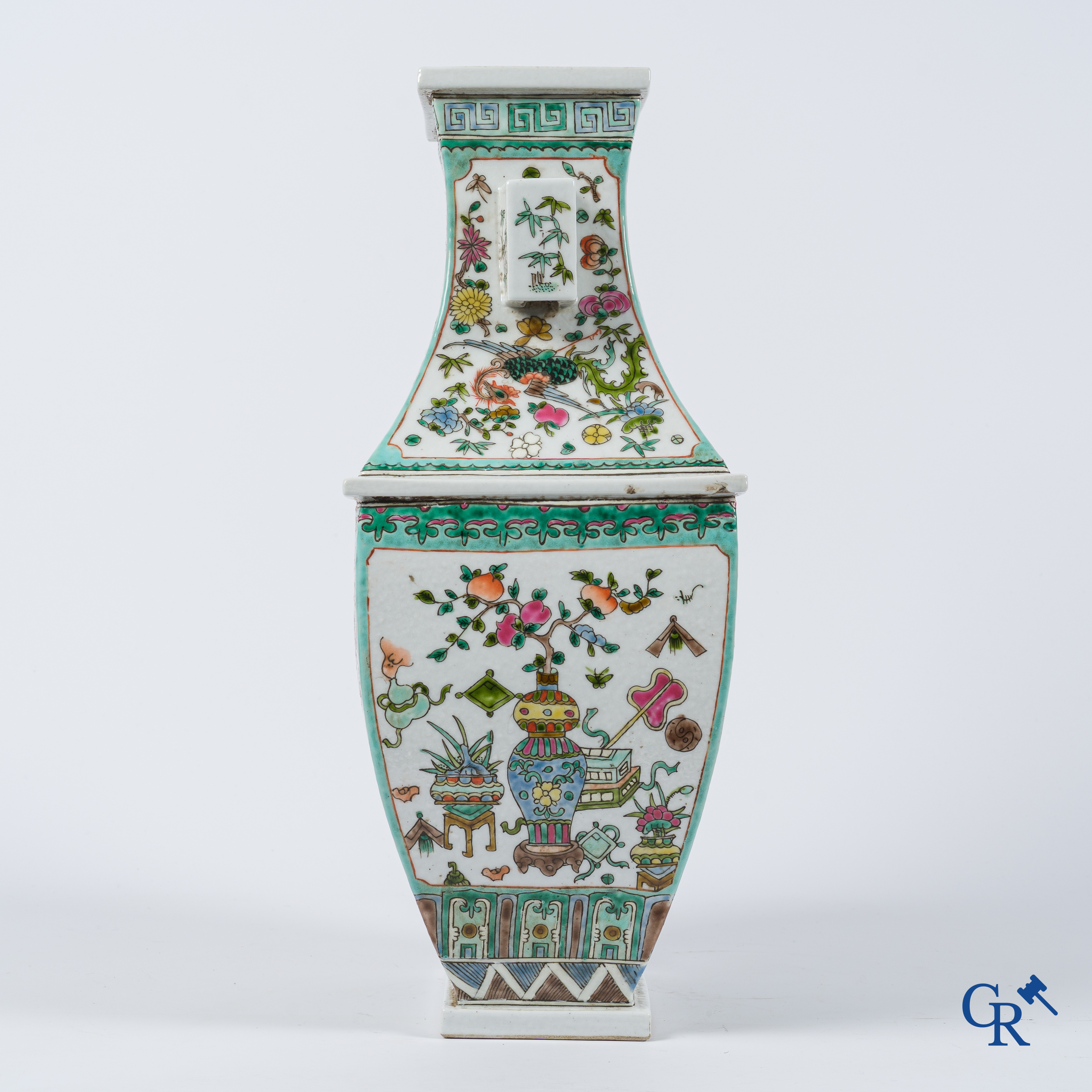 Aziatica. Chinees porselein. Grote rechthoekige Famille Rose vaas. Kangxi merk. 19e eeuw.