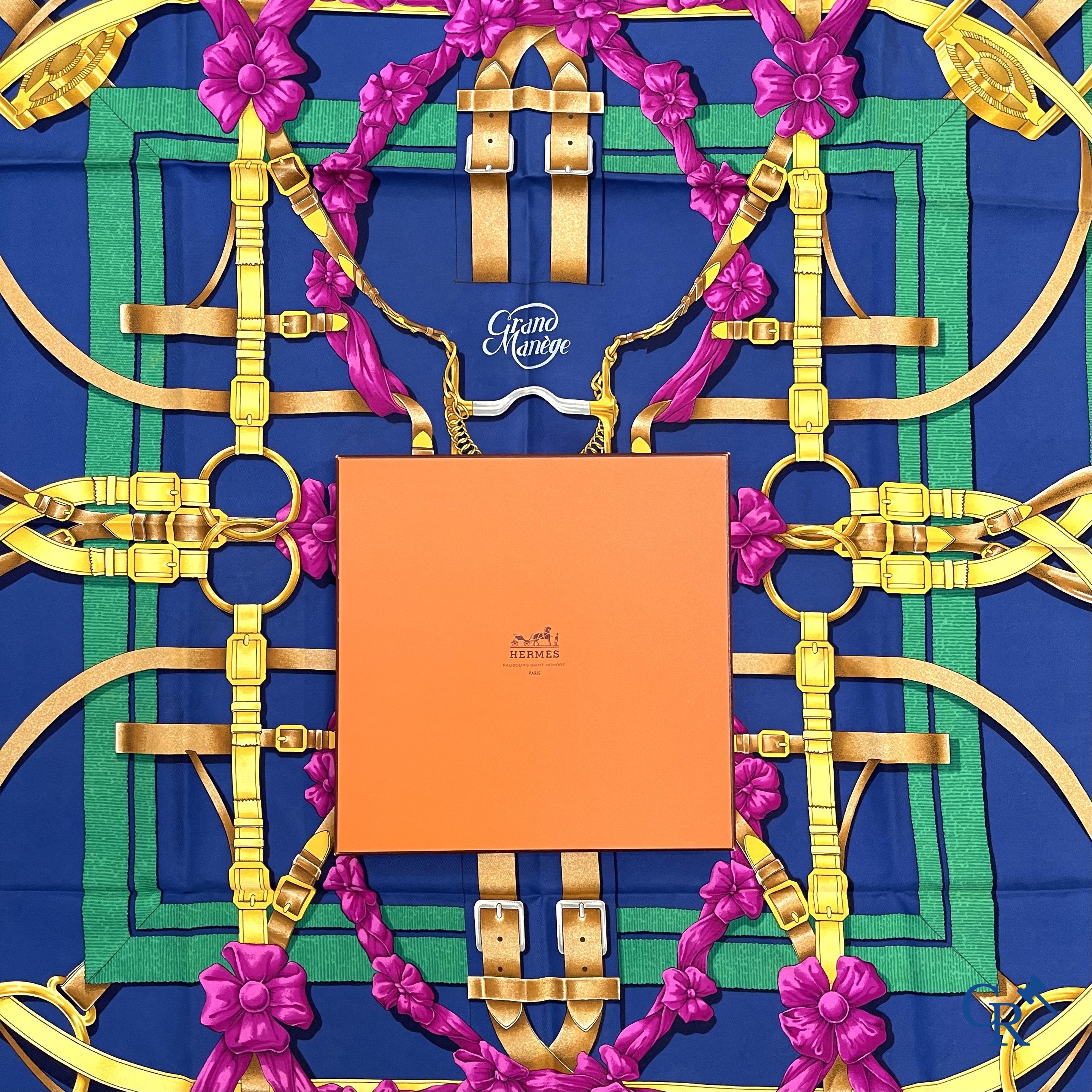 HERMES Paris. 2 Hermès sjaals in originele doos. Grand Manège, Henri d'Origny en Axis Mundi, Christine Henry.