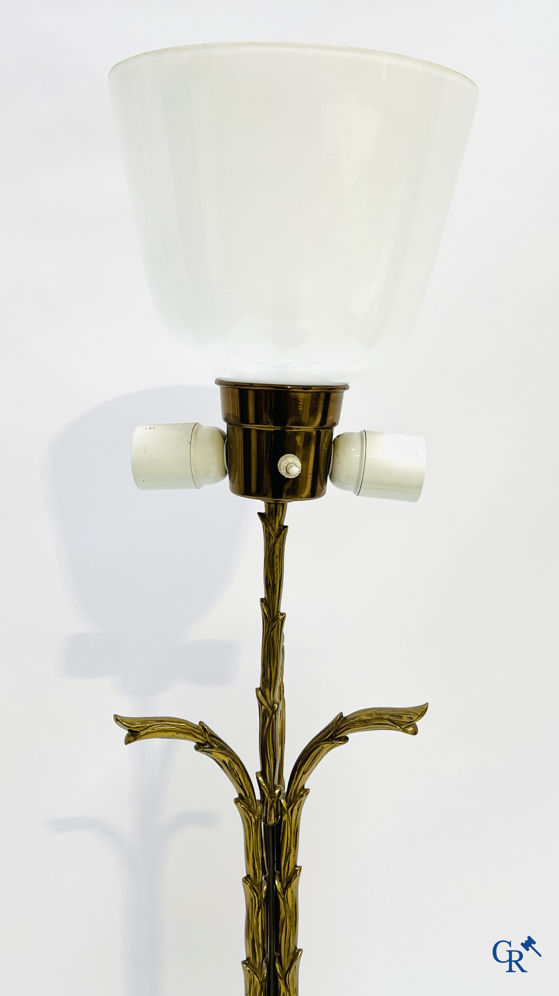 Maison Baguès, Palm lamp met drie-potige voet in verguld brons. Circa 1970.
