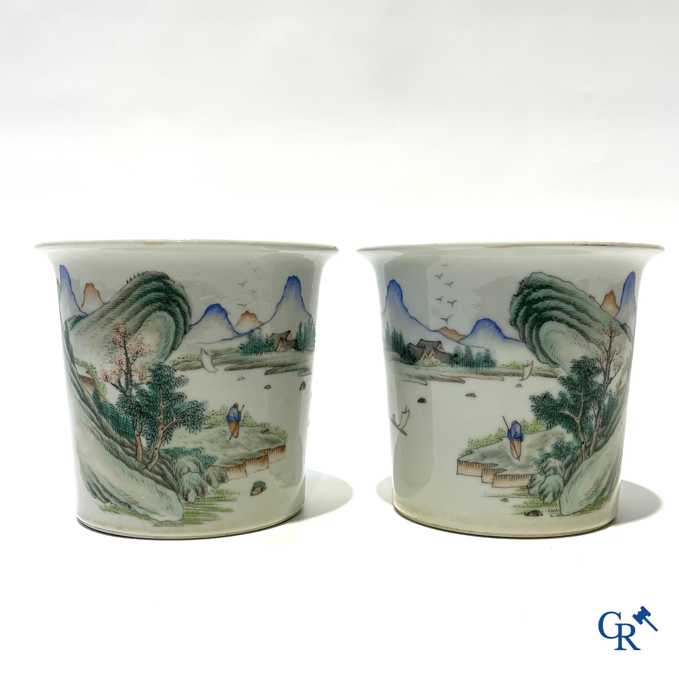 Asian Art. Chinese porcelain. A pair of jardinières with landscapes.