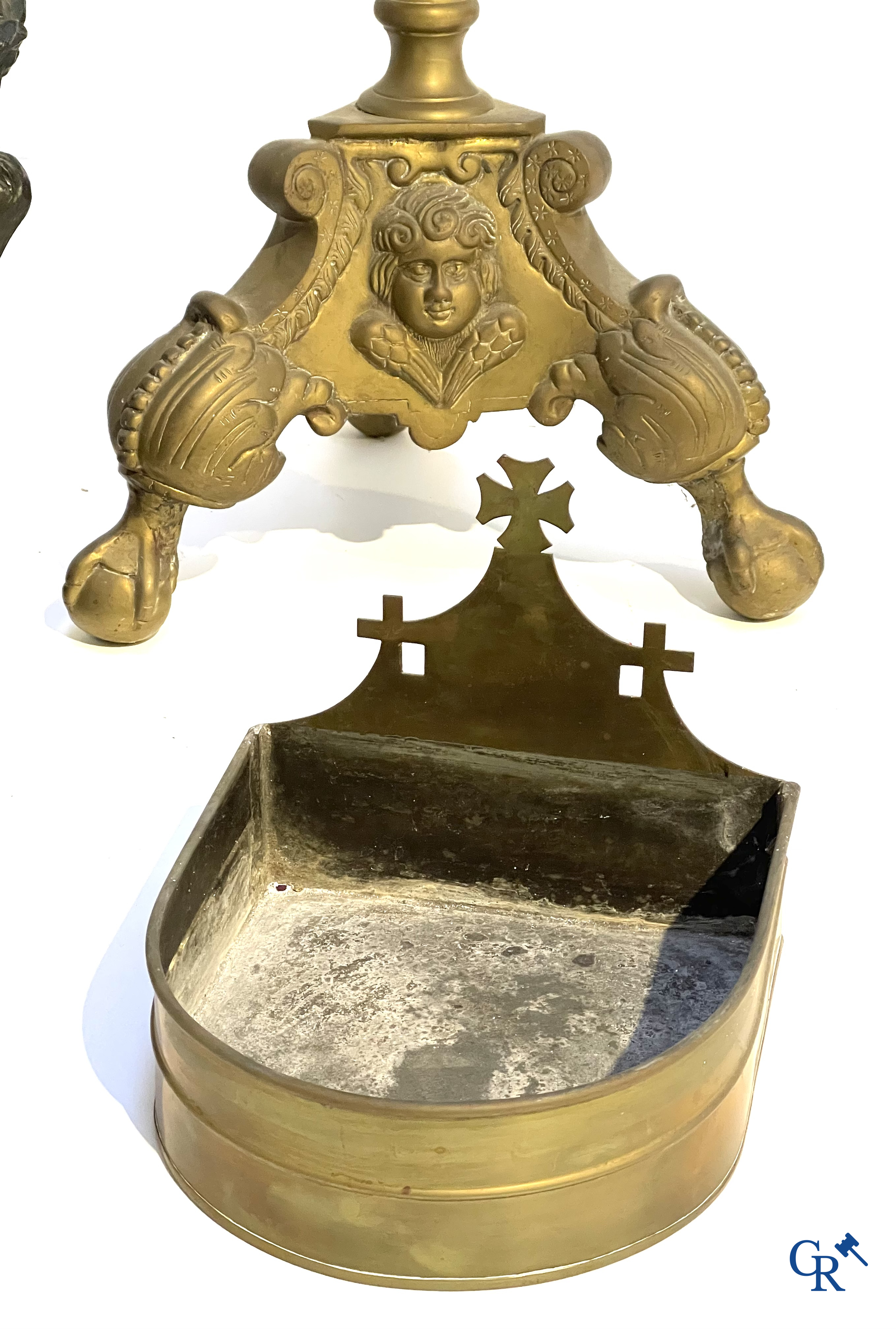 Een grote bronzen kandelaar, Sint Jozef met kind in plaaster, een terracotta buste van Christus en een wijwatervat.