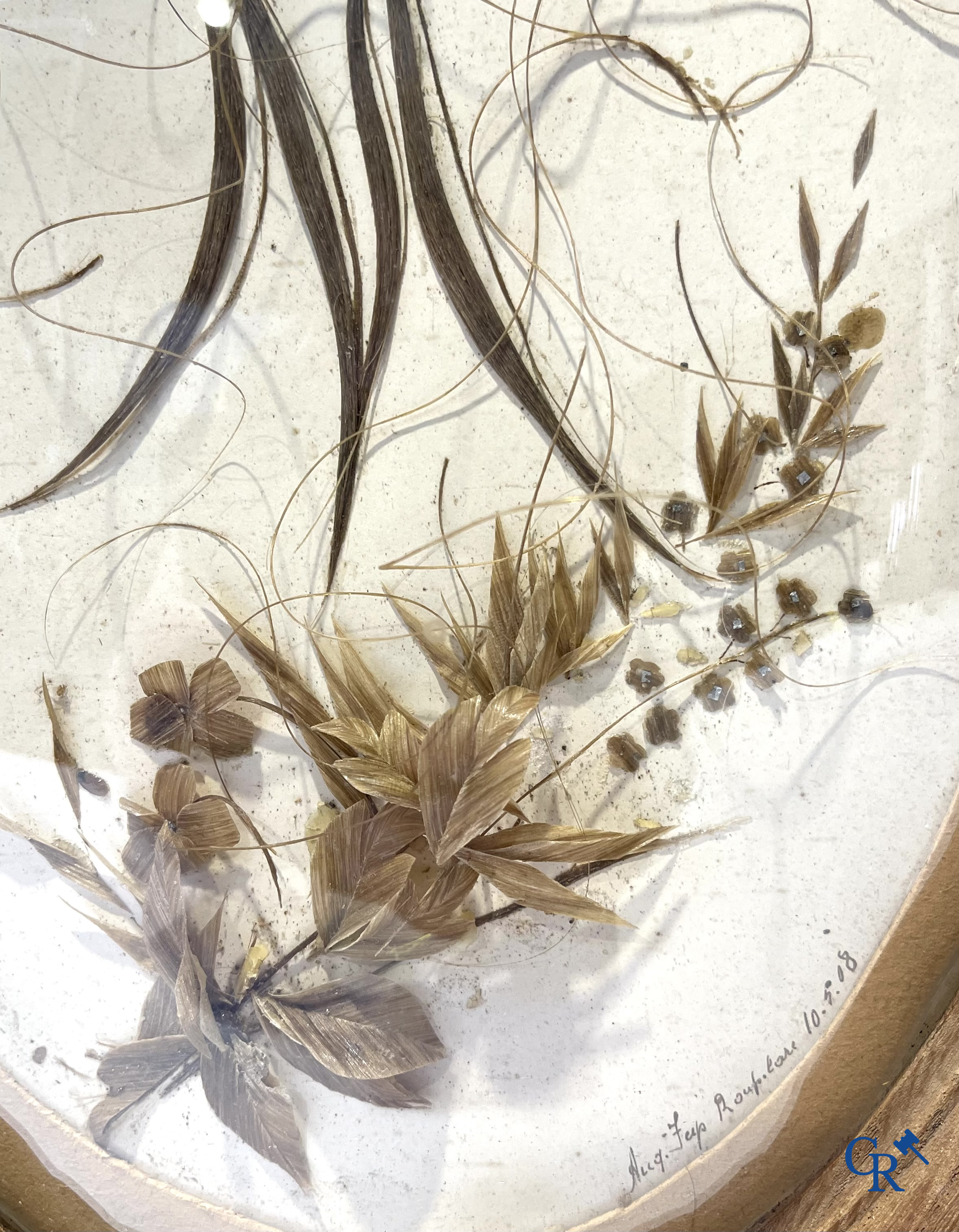 Religieuze objecten. Glas in loodraam met brandglas, kader met kruis in bewerkt leder, ovale kader als souvenir.