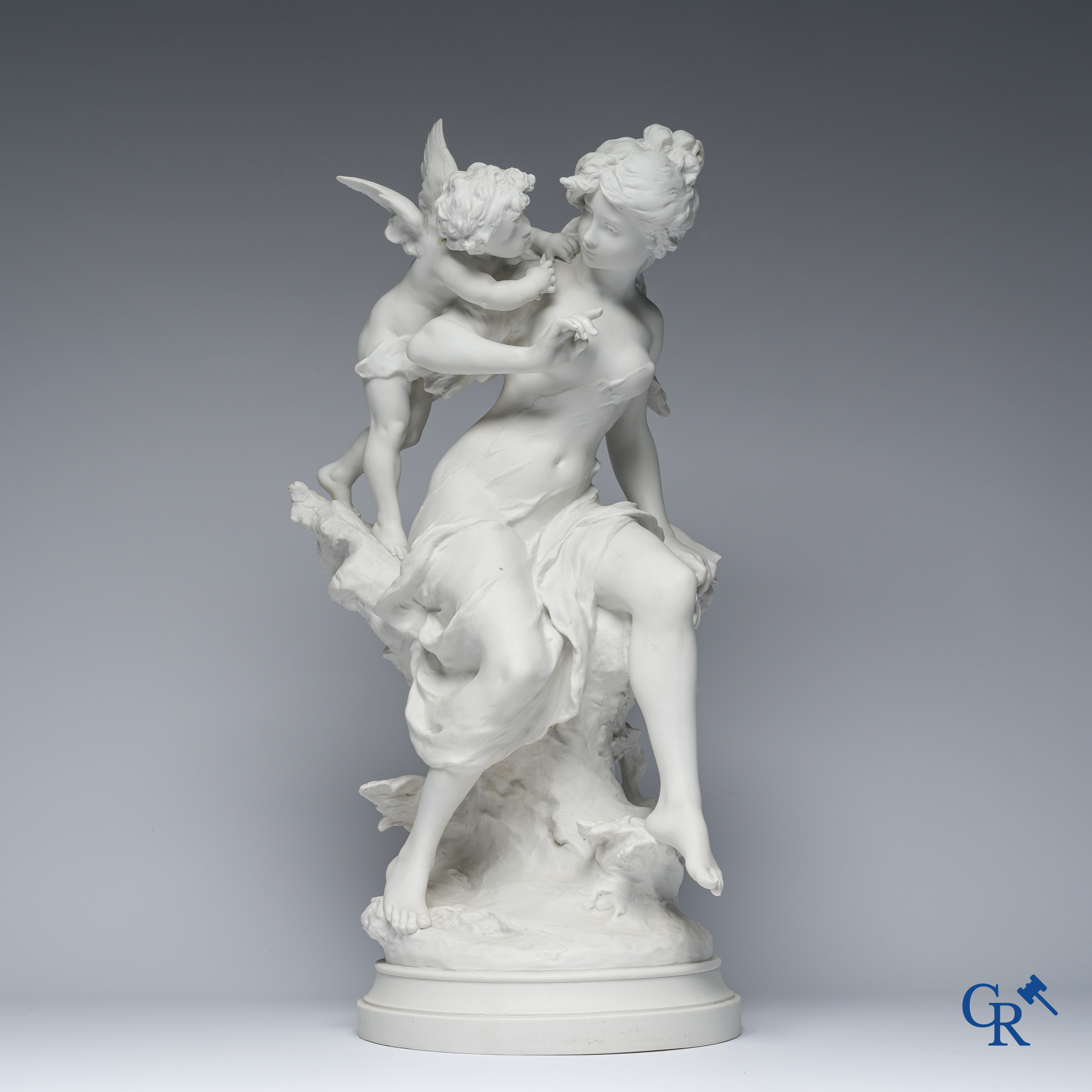 Louis Gossin (1846-1928) Grote groep in witte Sèvres biscuit. De kus van de engel. Gesigneerd L. Gossin en Sèvres merk.