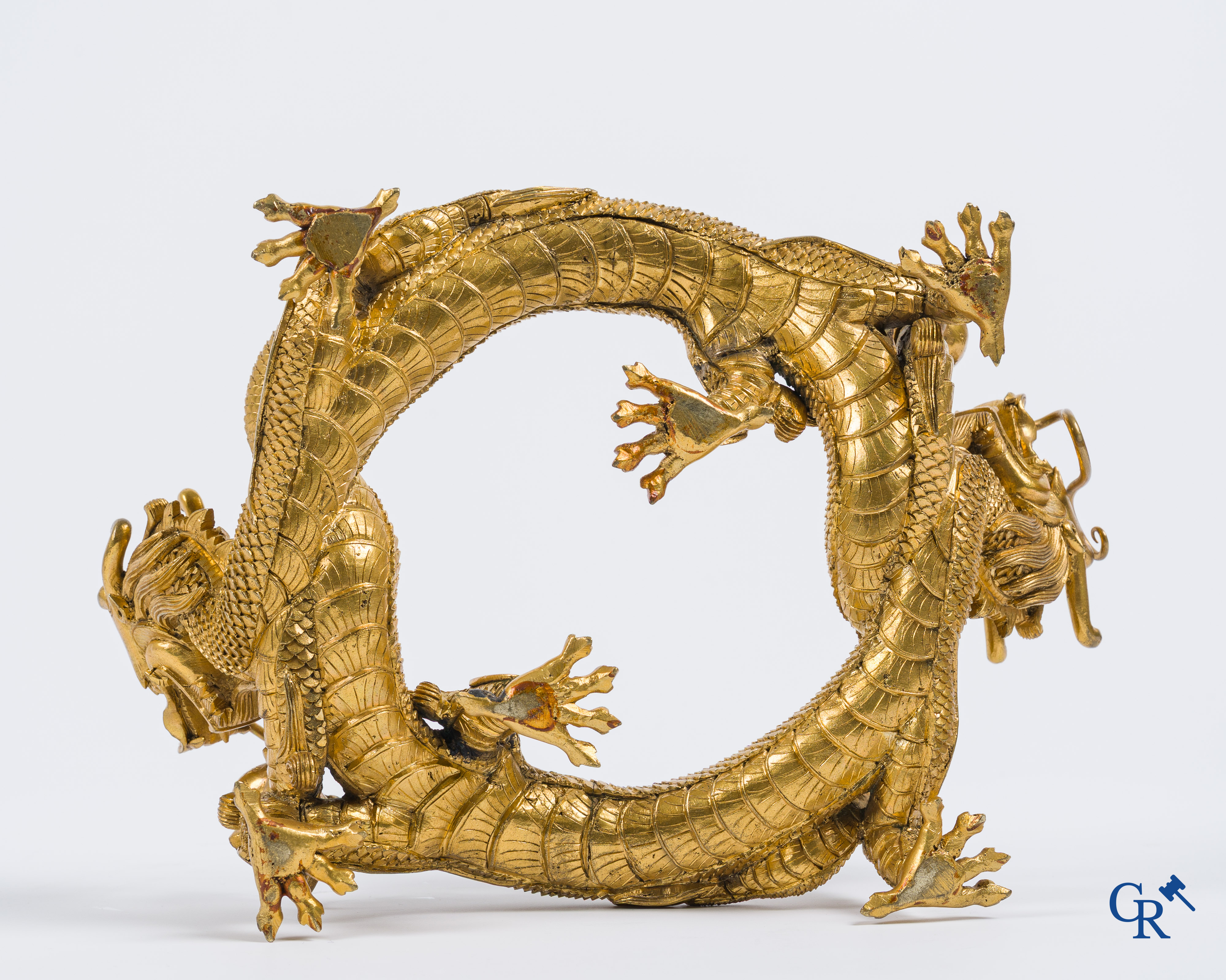 Aziatica. China. Een zeldzame Chinese drakensokkel in verguld brons. Qing Dynastie.