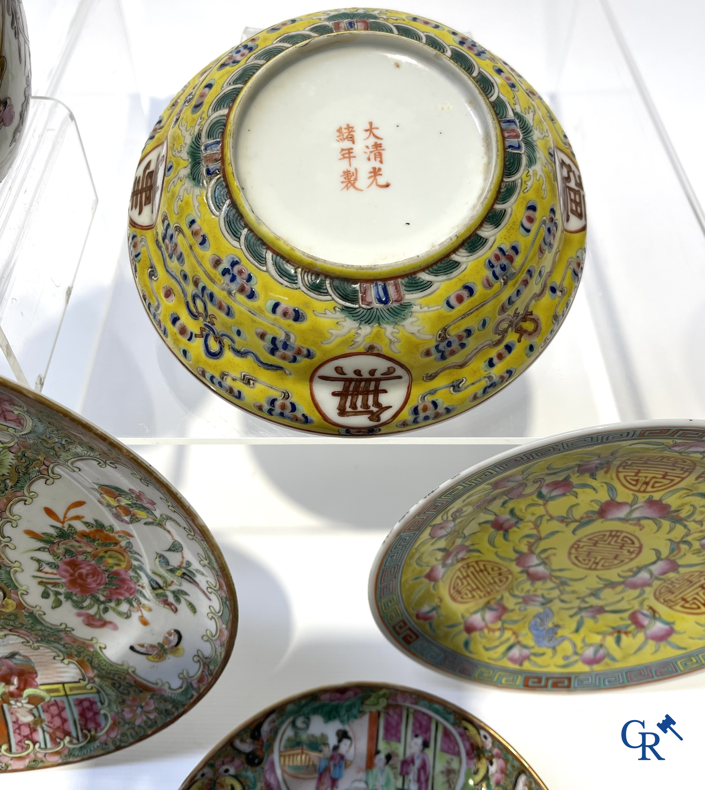 Aziatica. China. Een kavel met Canton porselein, een theepot en famille rose porselein met gele ondergrond.