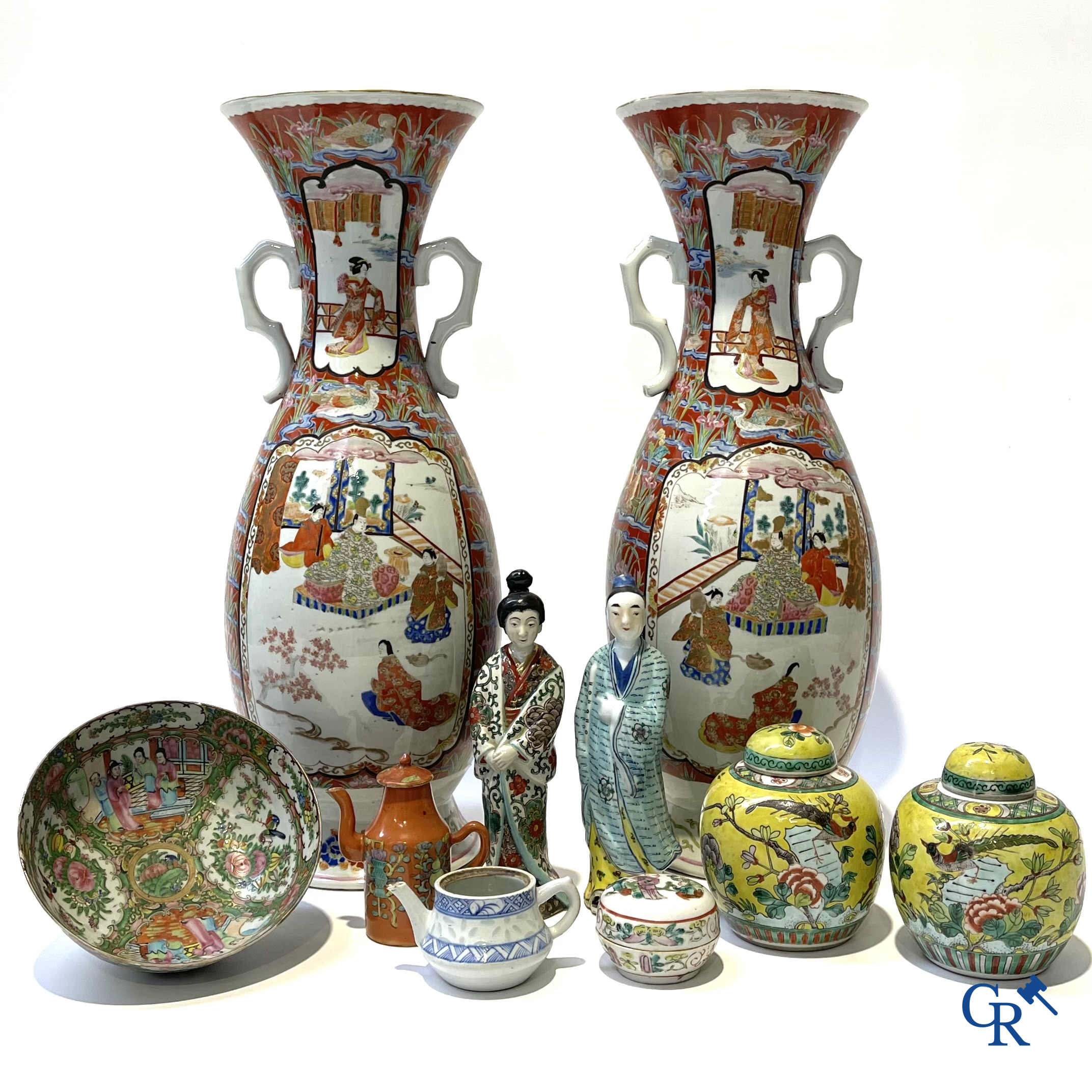 Aziatica. Een kavel met Chinees en Japans porselein. 19e en 20ste eeuw.