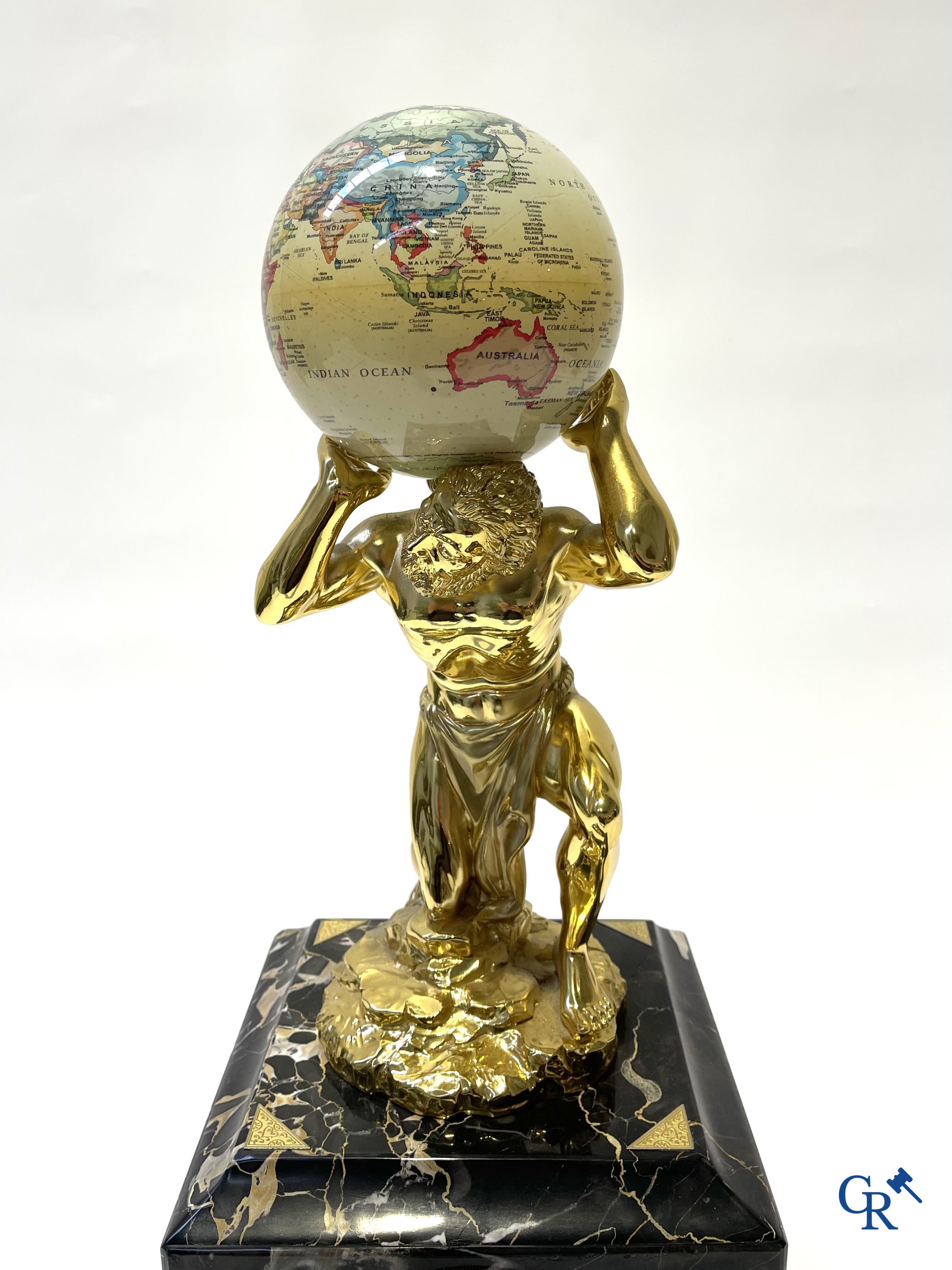 Credan Earth Ball klok. Decoratieve klok met een constant draaiende wereldbol gedragen door Atlas.
