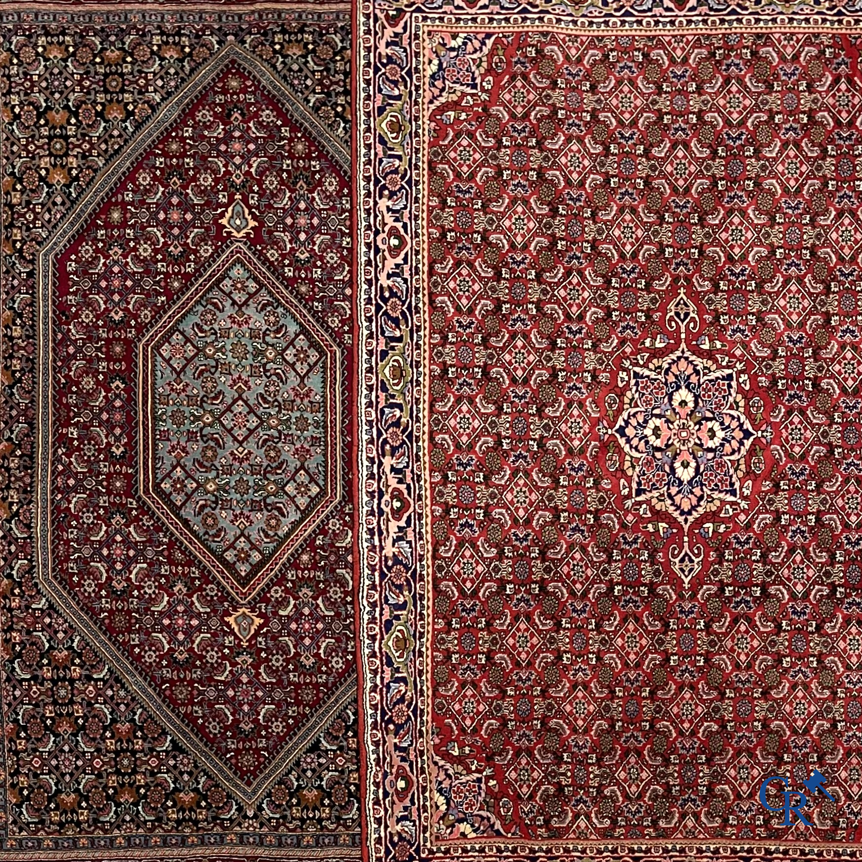 Oosterse tapijten. 2 handgeknoopte tapijten in wol.