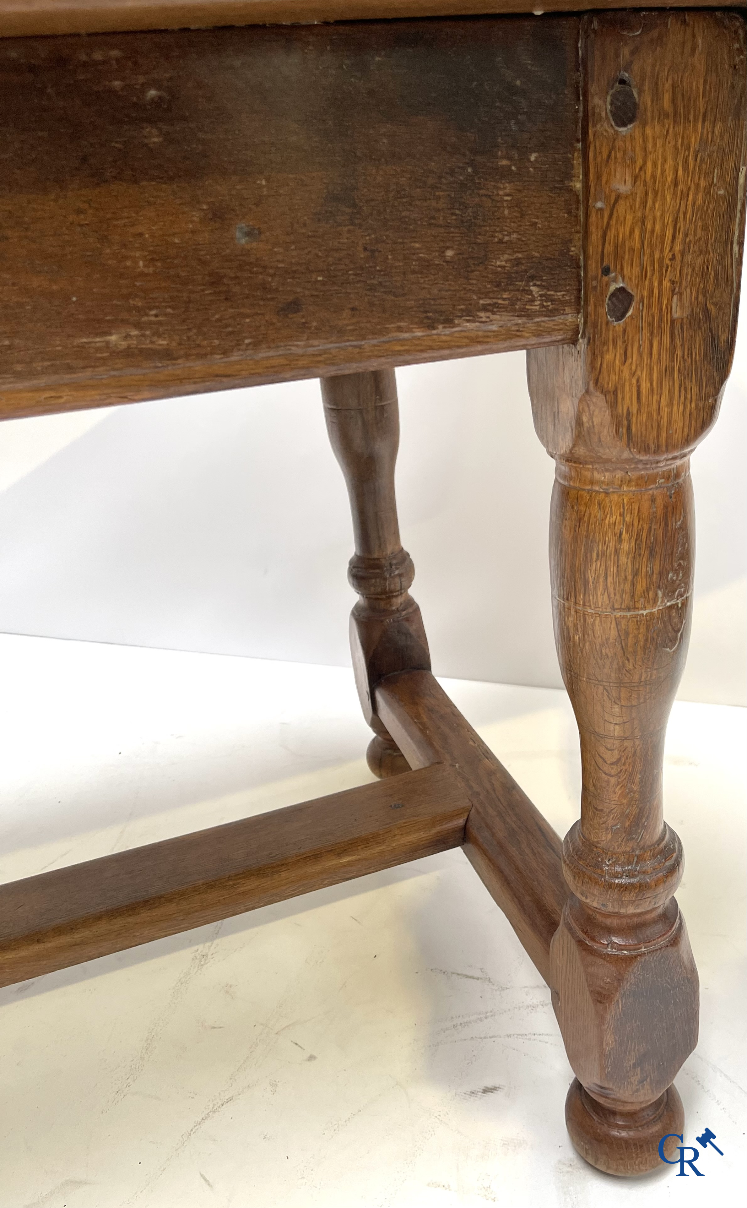 Eikenhouten tafel. 19e eeuw.