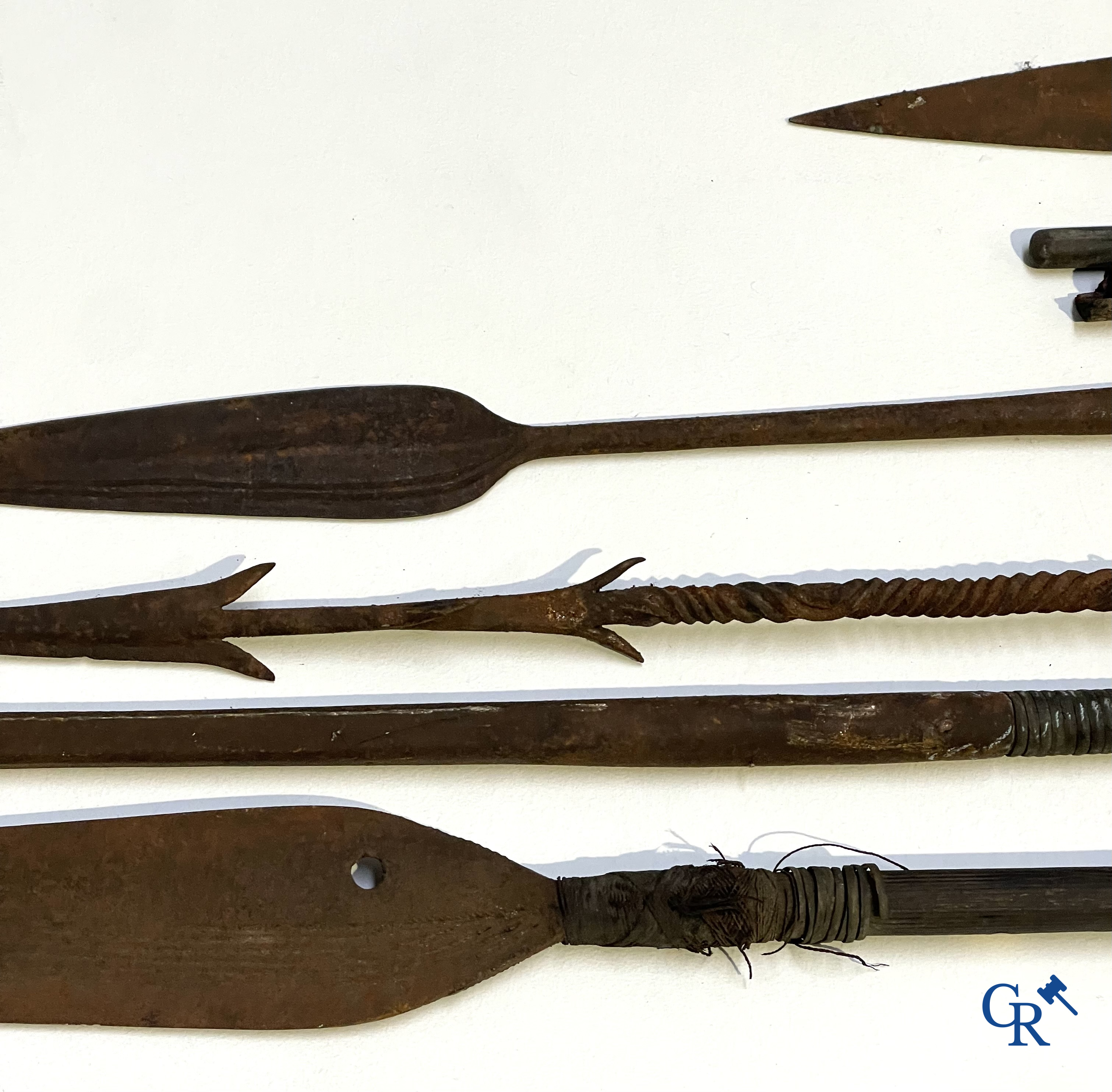 Tribale kunst. Een interessant lot met Afrikaanse wapens, een foto en 2 postkaarten. Messen, dolken, speren en pijlen.