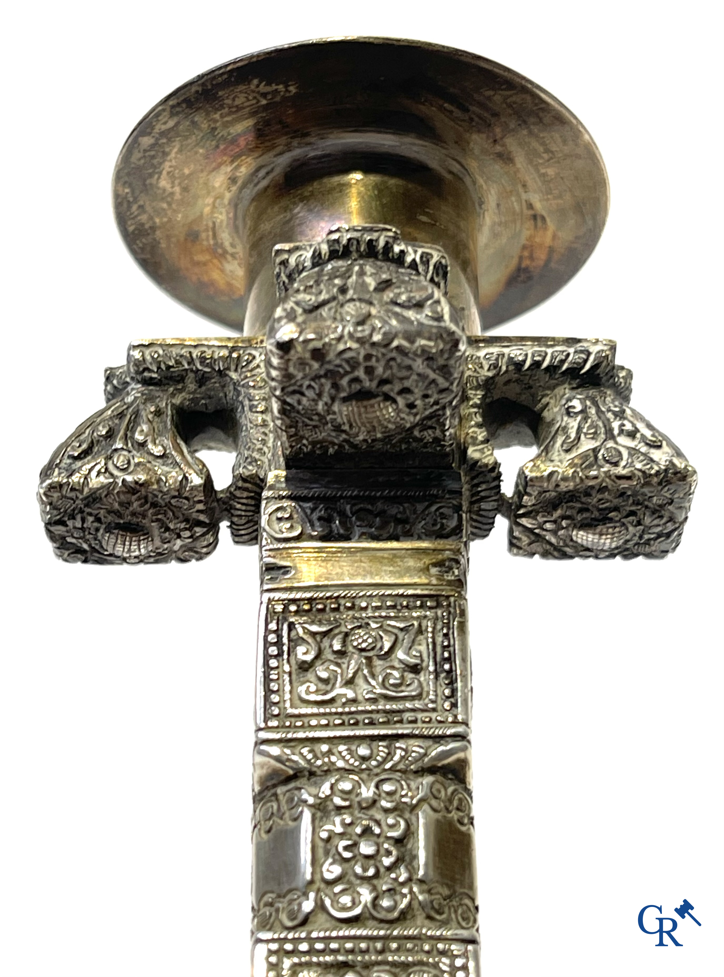 Zilver. Uitzonderlijk paar zilveren kandelaars in de vorm van houten tempelzuilen. Sri Lanka, Kandy, 19e eeuw.