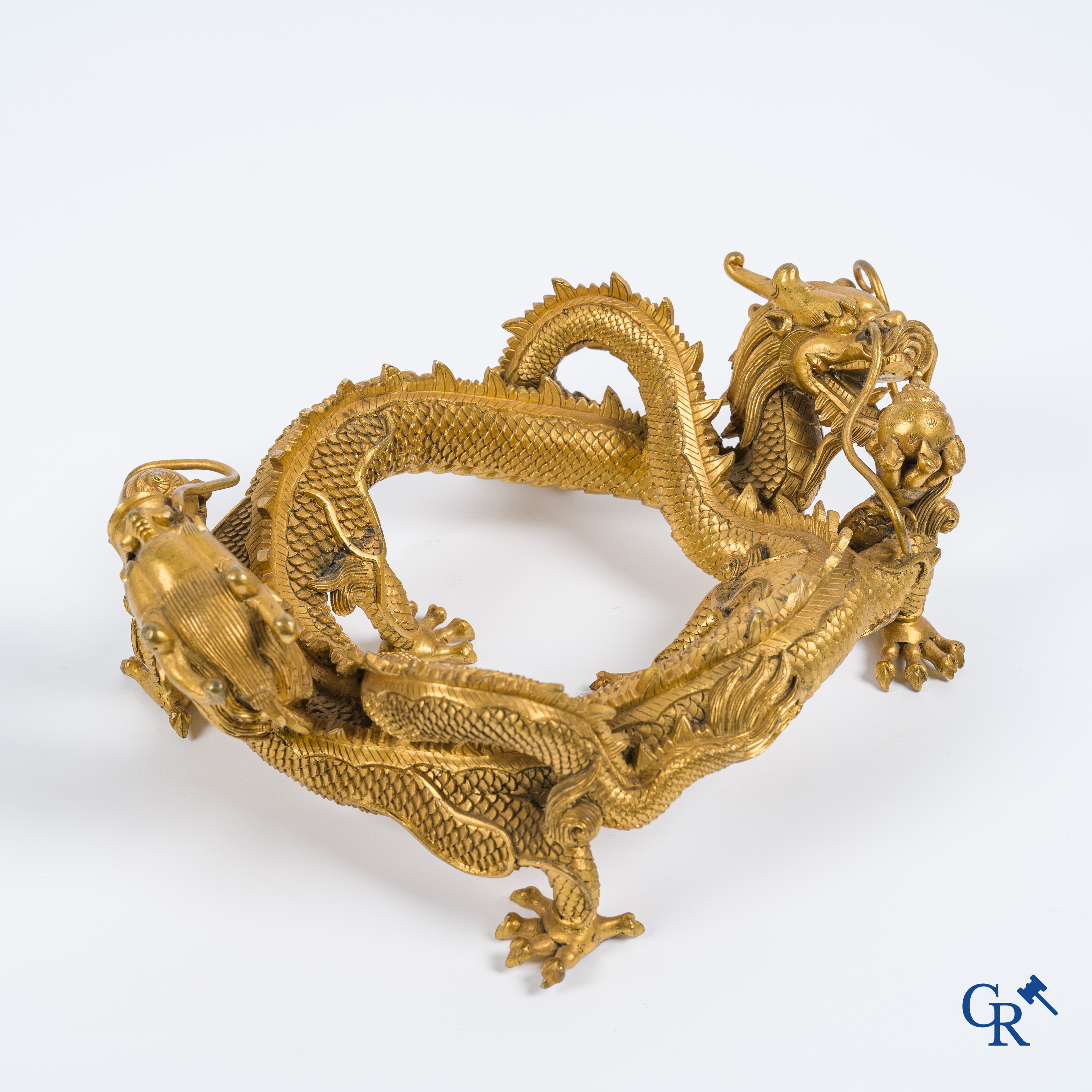Aziatica. China. Een zeldzame Chinese drakensokkel in verguld brons. Qing Dynastie.