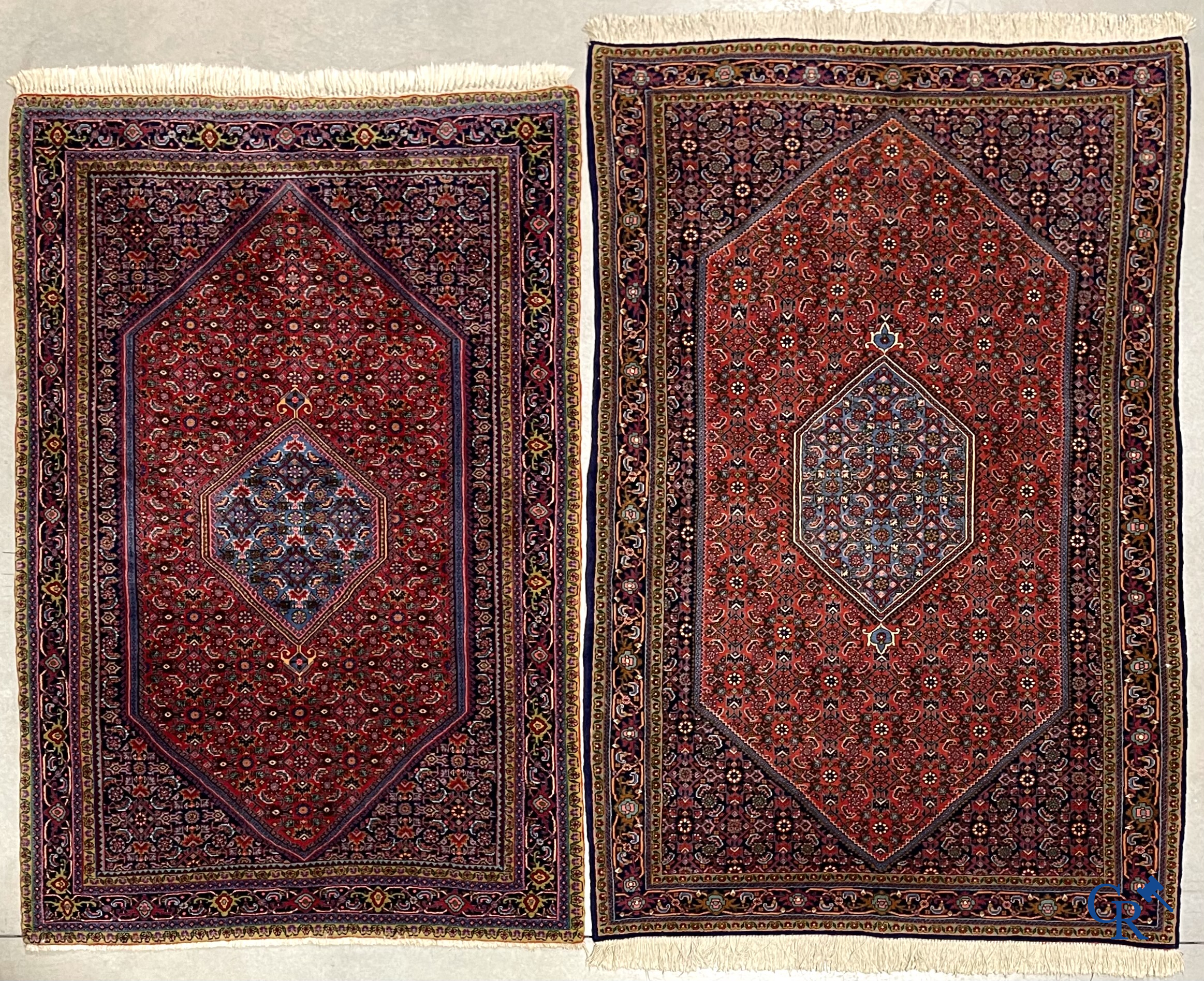 Oosterse tapijten. 2 handgeknoopte tapijten in wol.