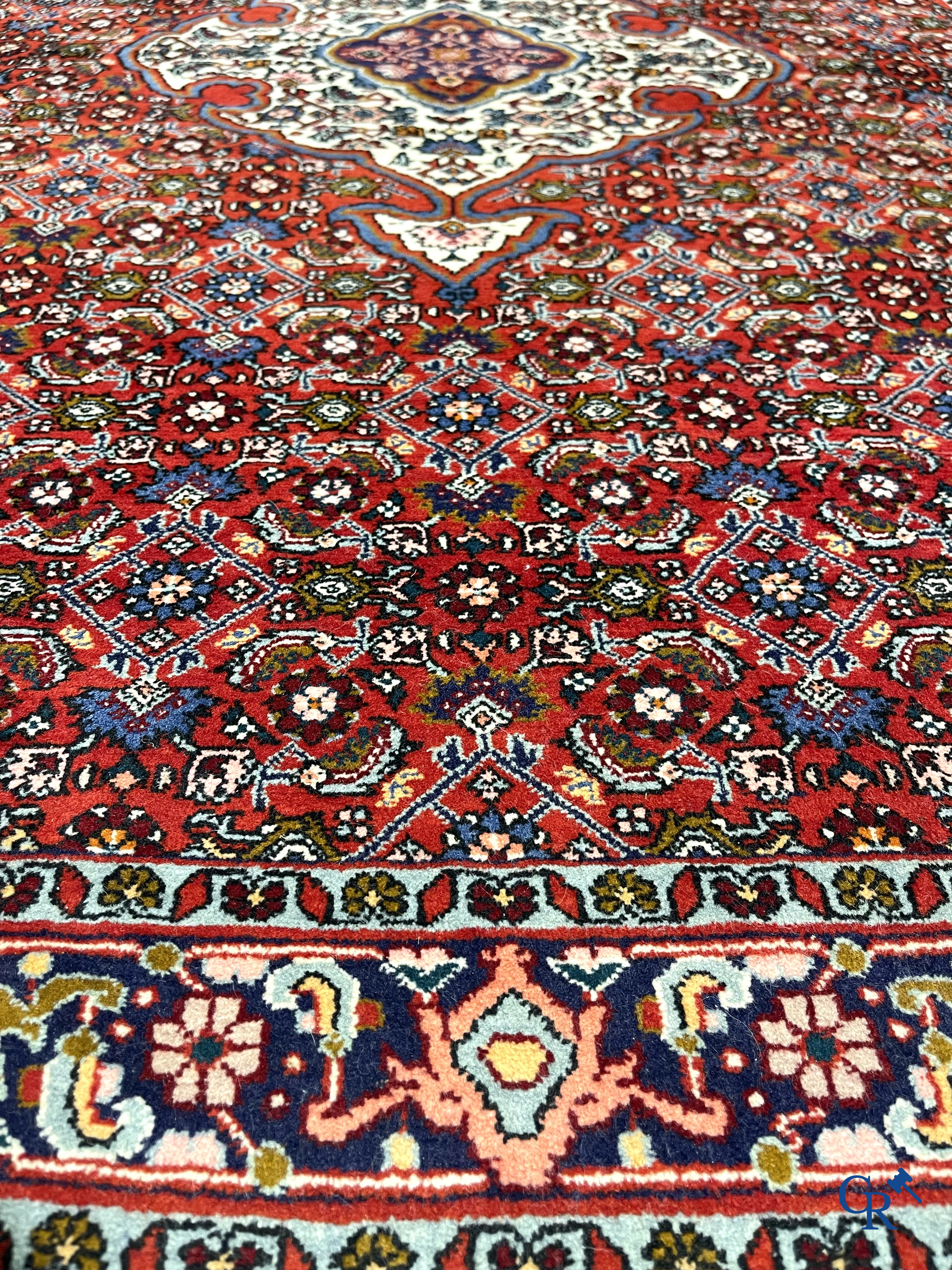 Oosterse tapijten. 2 handgeknoopte tapijten in wol.