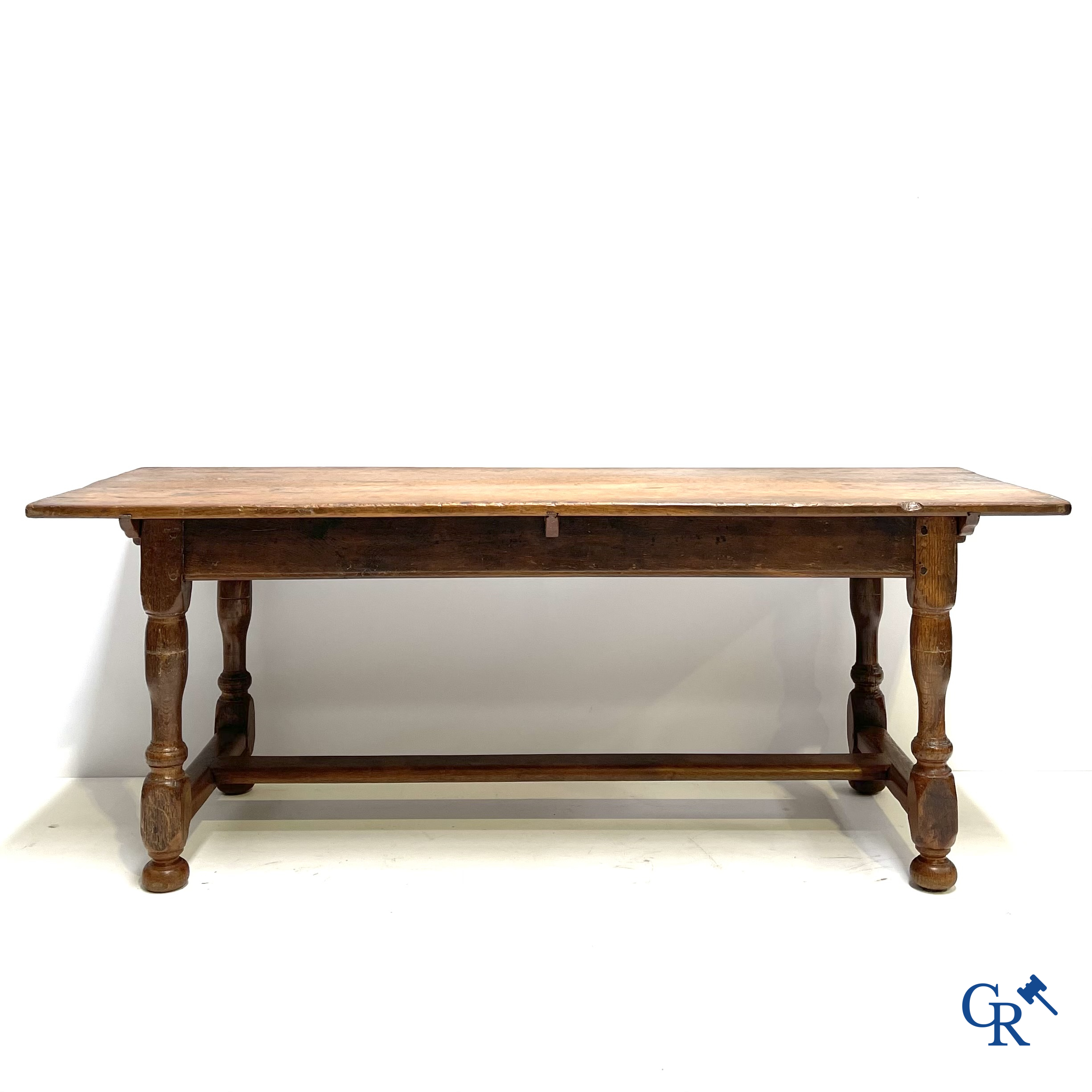 Eikenhouten tafel. 19e eeuw.