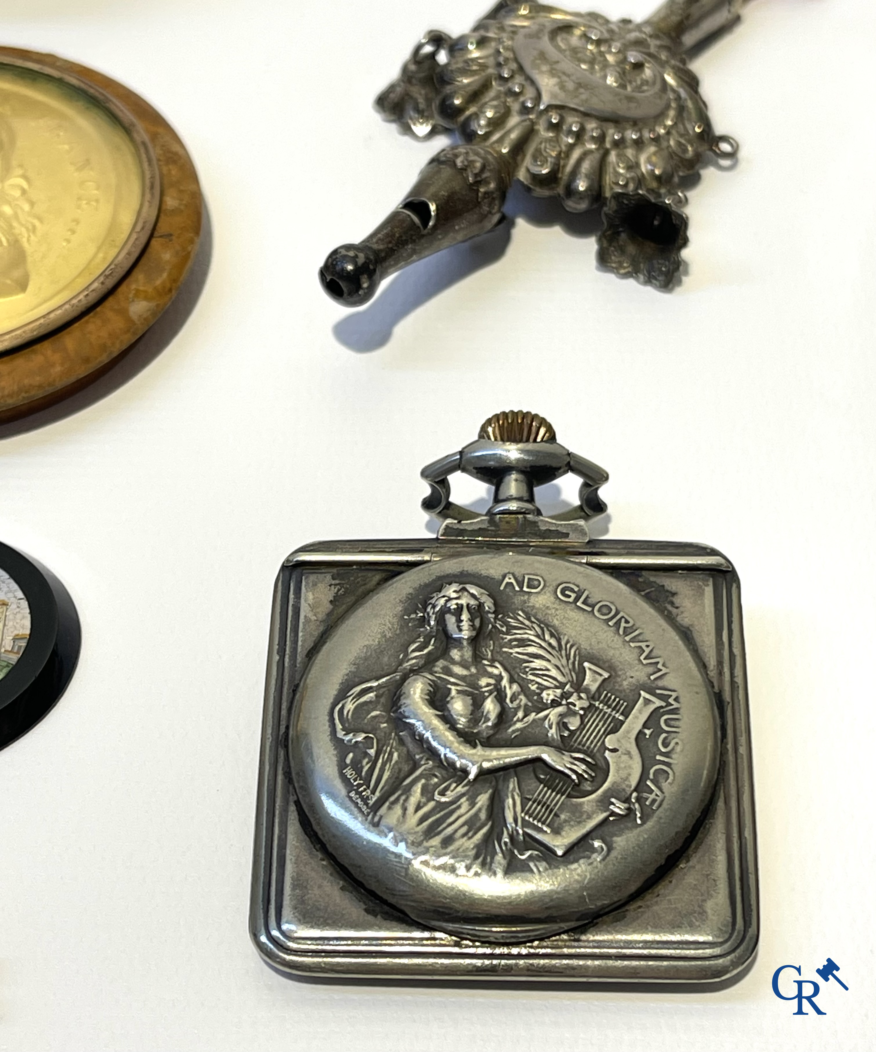 Lot with display case objects, jewellery with diamond, timepieces, silver tobacco boxes, micro mosaic, etc. 18th-19th-20th century.