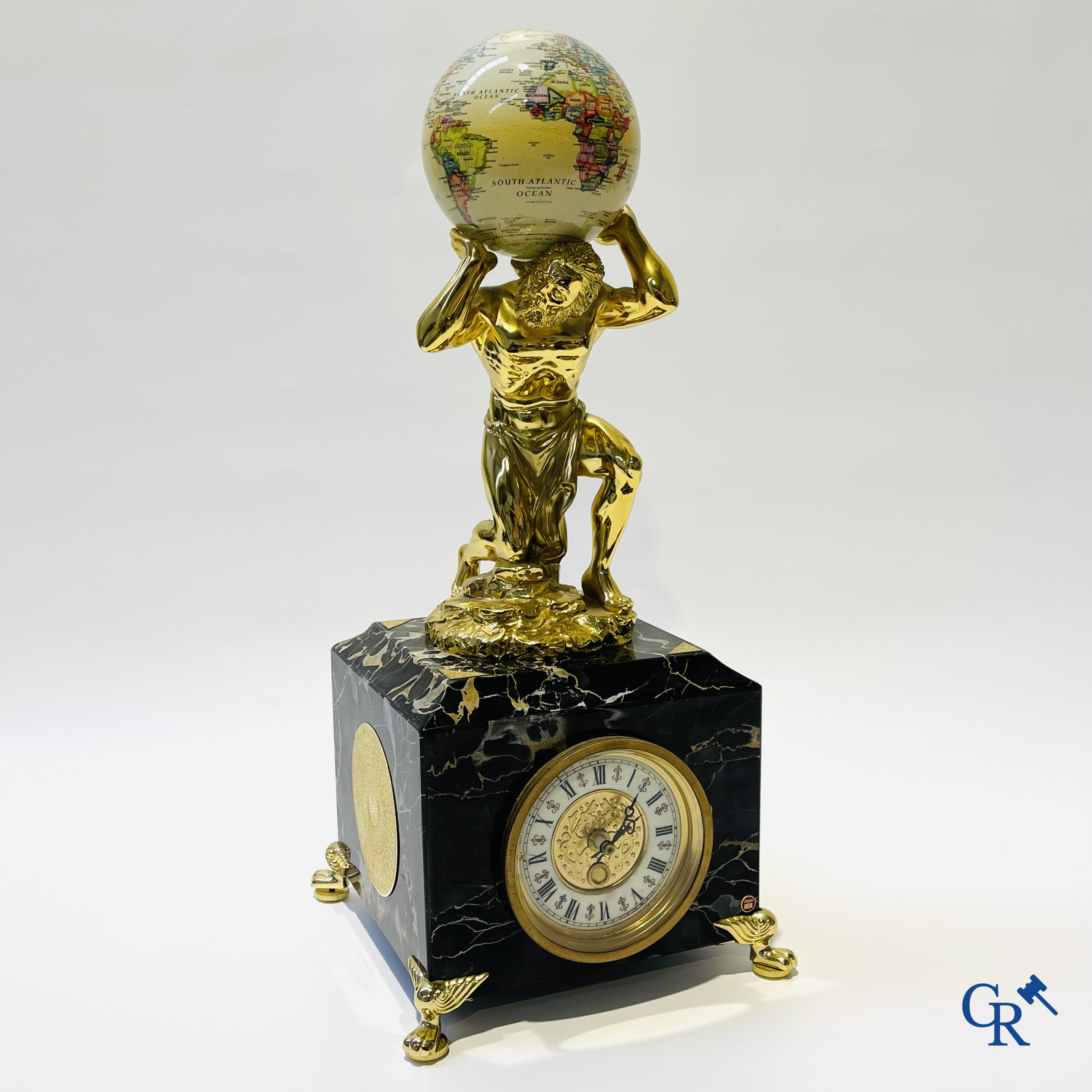 Credan Earth Ball klok. Decoratieve klok met een constant draaiende wereldbol gedragen door Atlas.