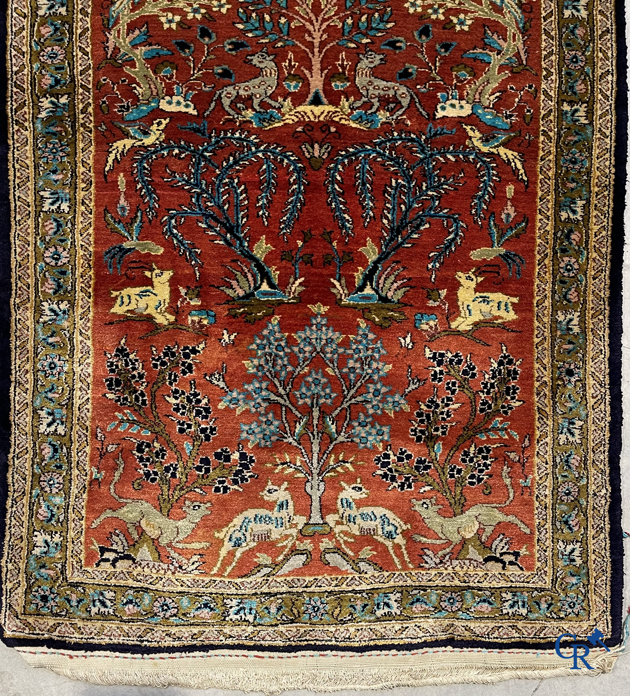 Oosterse tapijten. Een handgeknoopt tapijt met wouddieren. Zijde en wol.