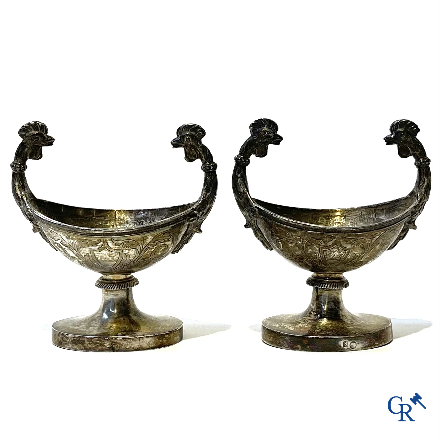 Paar zilveren zoutvaatjes met hanenkopmotief. Zilver 2de gehalte. Meerdere keurmerken. Belgisch werk 19e eeuw.